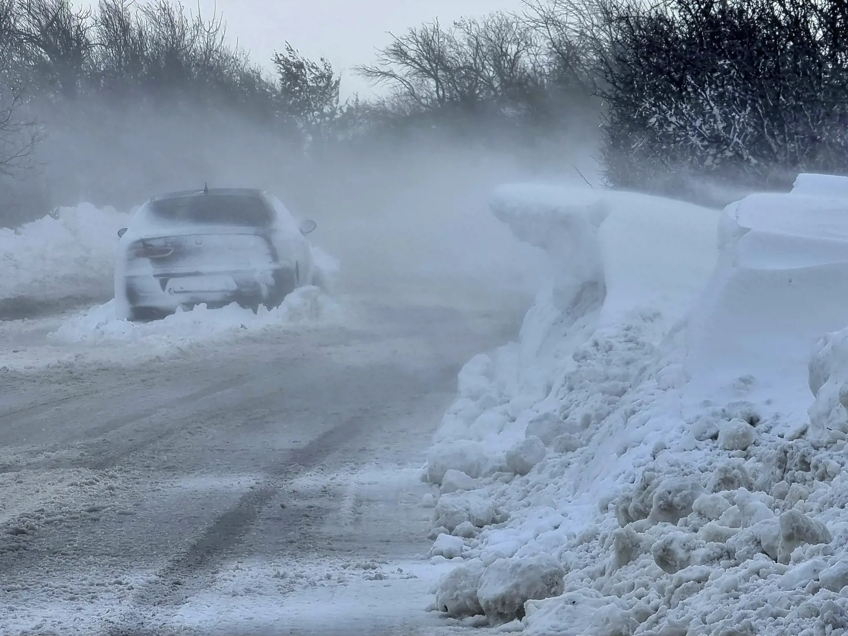 V snehovej víchrici je lepšie nevychádzať z domu.