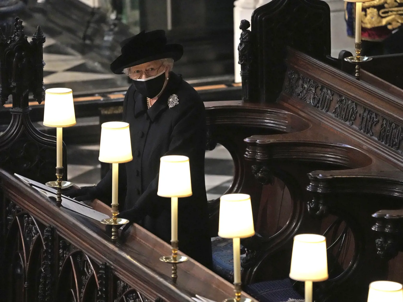 Britská kráľovná Alžbeta II. (95) na pohrebe svojho manžela, princa Philipa († 99).