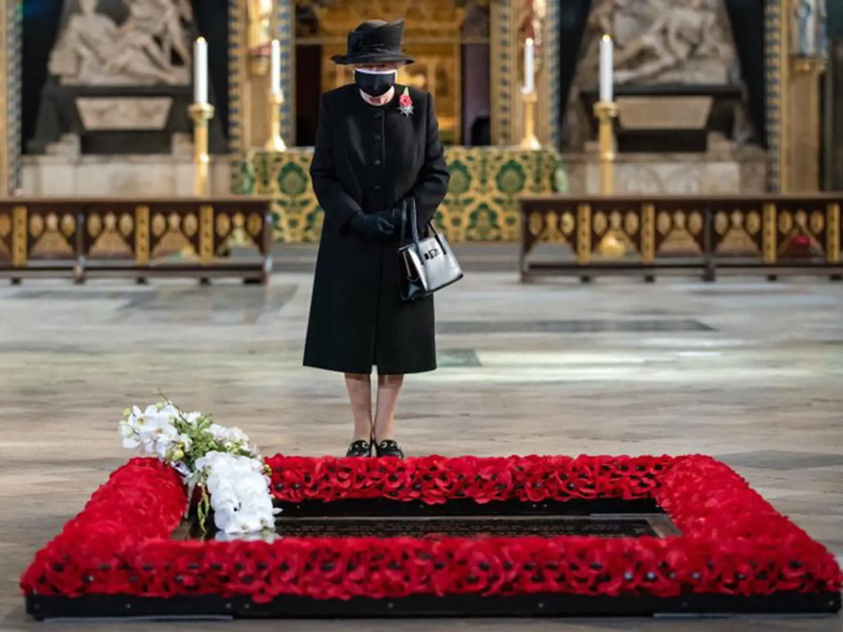 Kráľovná počas krátkej slávnosti položila veniec na hrob neznámeho britského vojaka z prvej svetovej vojny, ktorého pochovali vo Westminsterskom opátstve 11. novembra 1920