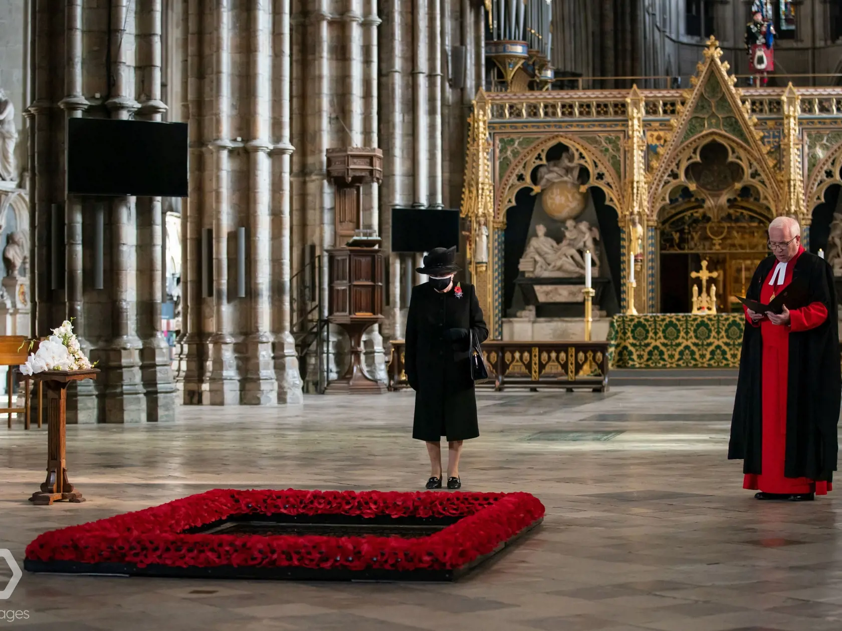 Kráľovná počas krátkej slávnosti položila veniec na hrob neznámeho britského vojaka z prvej svetovej vojny, ktorého pochovali vo Westminsterskom opátstve 11. novembra 1920