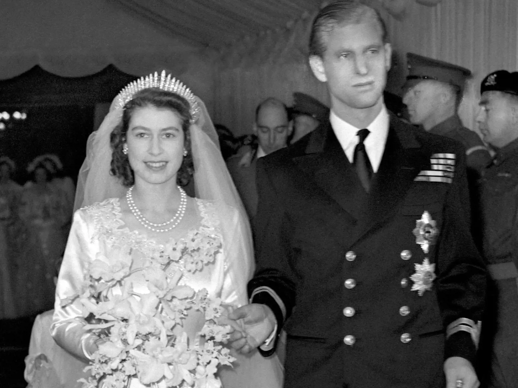 Kráľovná Alžbeta Beatrice požičala na jej veľký deň korunku, ktorú mala na hlave vo svoj svadobný deň.