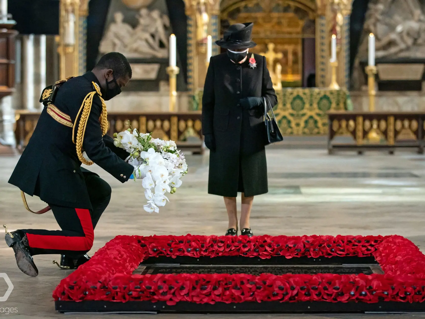 Kráľovná počas krátkej slávnosti položila veniec na hrob neznámeho britského vojaka z prvej svetovej vojny, ktorého pochovali vo Westminsterskom opátstve 11. novembra 1920