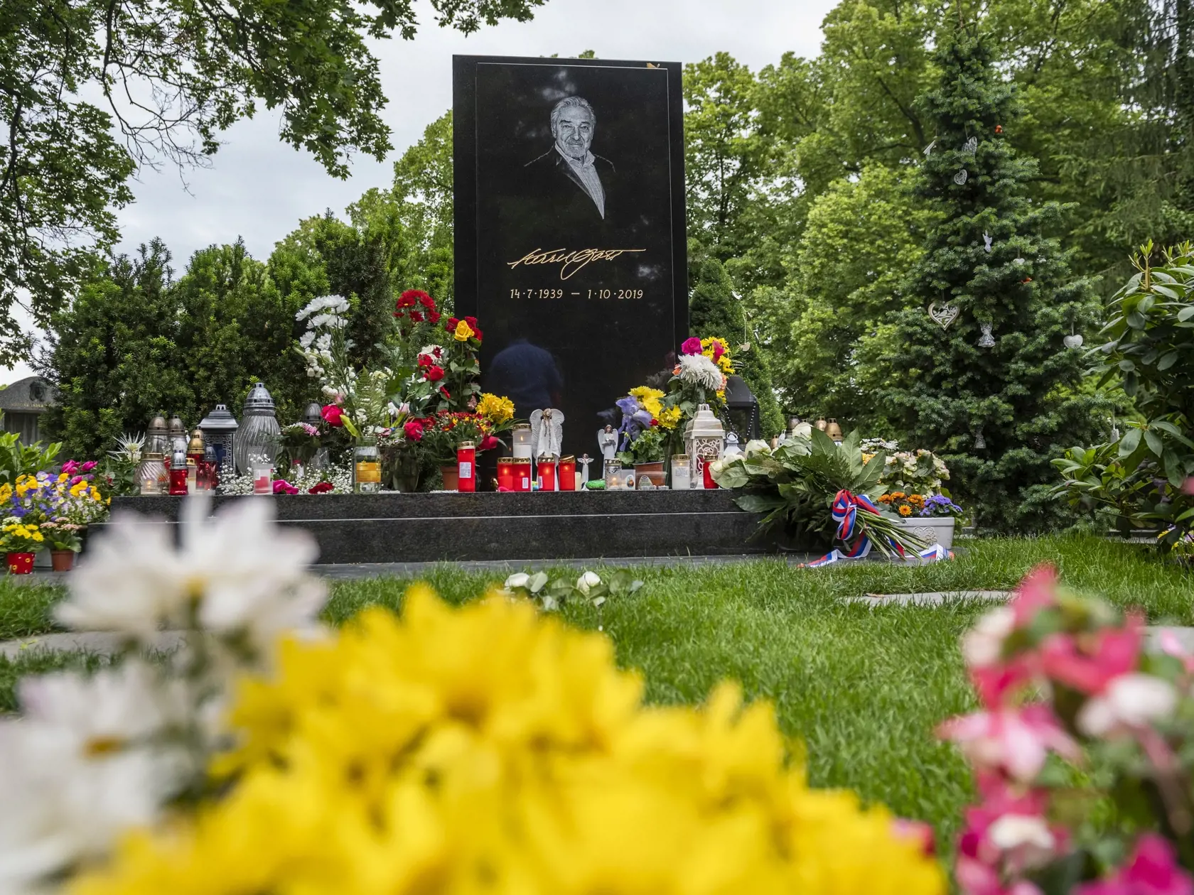 Na snímke hrob Karla Gotta v Prahe 9. júna 2020. FOTO TASR - Jaroslav Novák