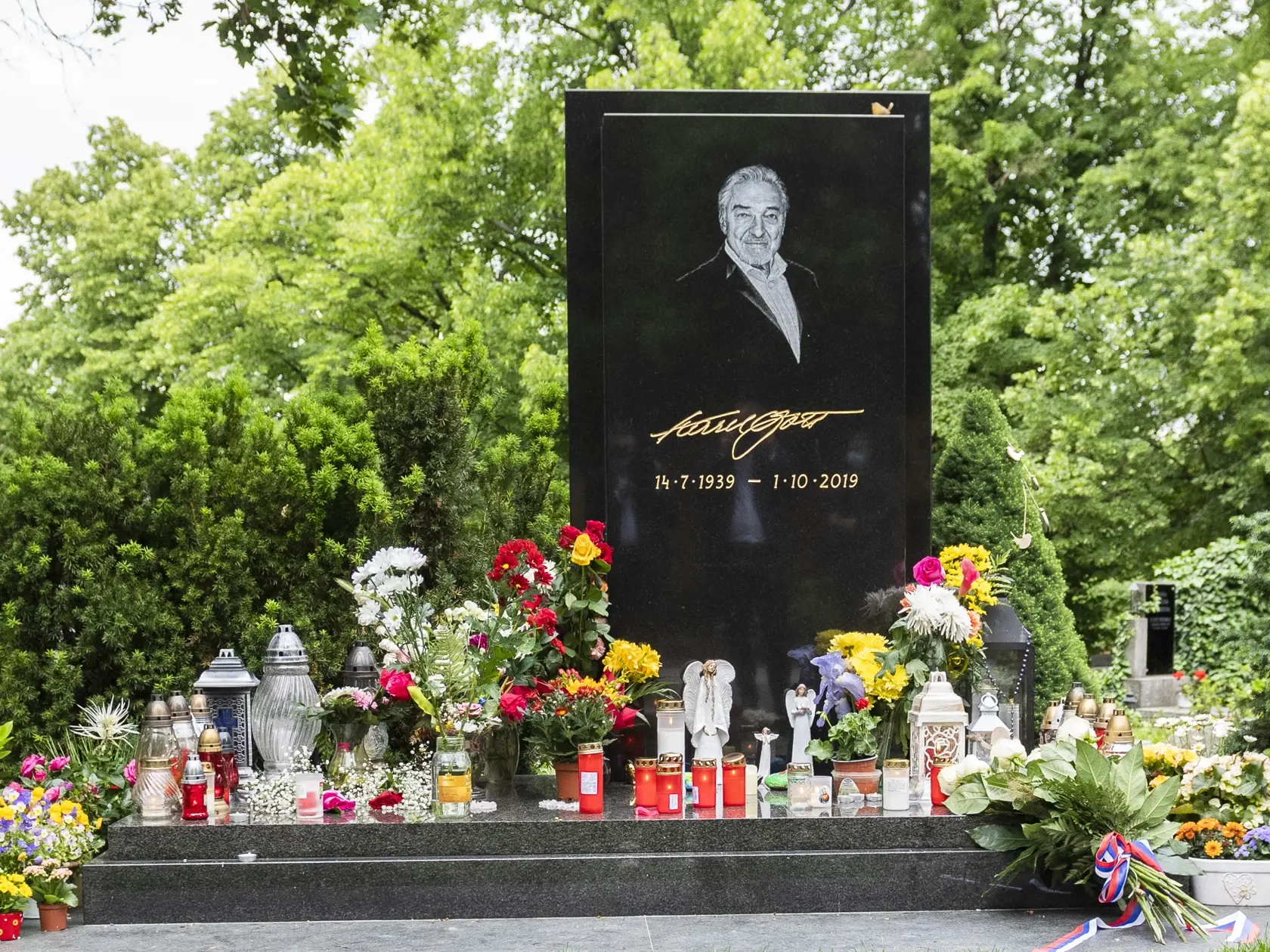 Na snímke hrob Karla Gotta na cintoríne Malvazinky v pražskej štvrti Smíchov 9. júna 2020. FOTO TASR - Jaroslav Novák