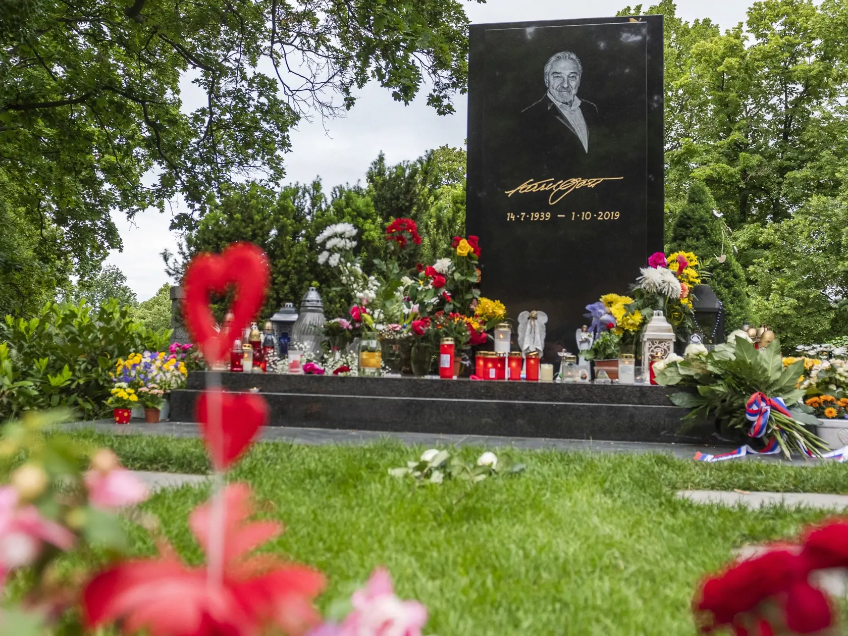 Na snímke hrob Karla Gotta na cintoríne Malvazinky v pražskej štvrti Smíchov 9. júna 2020. FOTO TASR - Jaroslav Novák