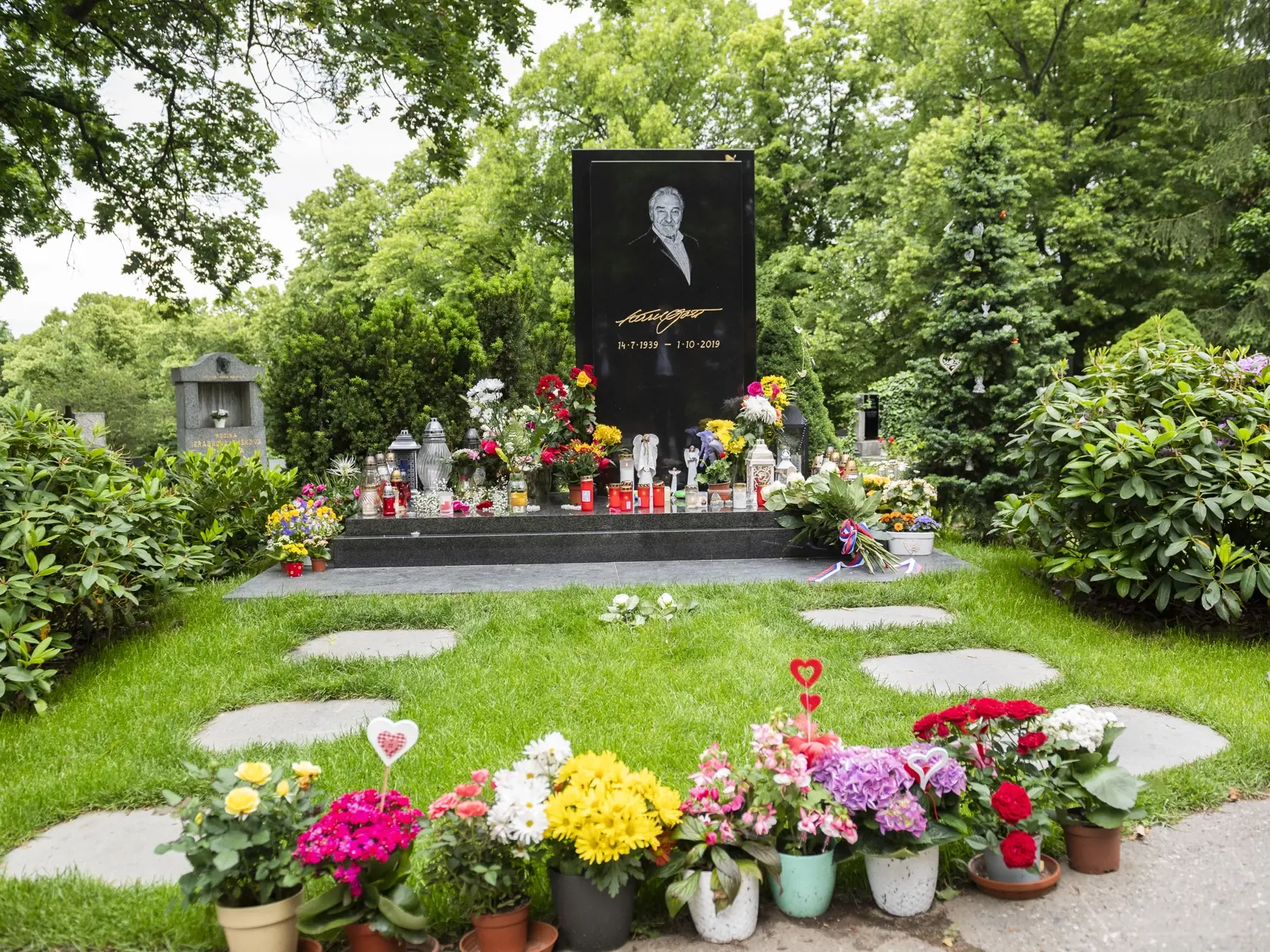 Na snímke hrob Karla Gotta v Prahe 9. júna 2020. FOTO TASR - Jaroslav Novák