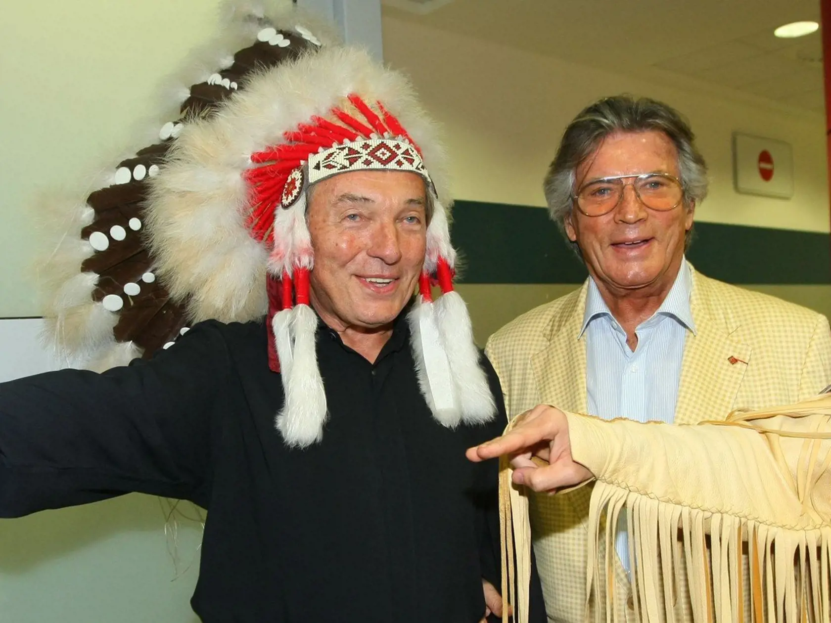 Indiánska čelenka ako dar božskému Kájovi, ktorý Pierra Bricea pozval do Prahy.
