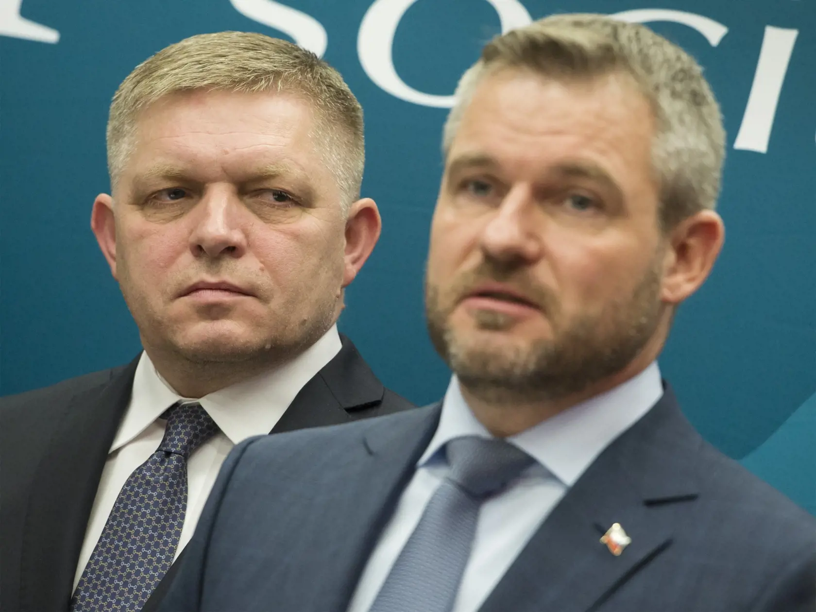 "Ústava predpisuje, že máme budovať a chrániť suverénnu, slobodnú a demokratickú Slovenskú republiku, že náš štát musí byť právny a sociálny. Tieto atribúty SR nie sú výplodom ľavice či sociálnej demokracie, ktorú dôsledne reprezentujeme. Sú to ústavné príkazy, ktoré musí rešpektovať každá politická garnitúra, ktorá je pri moci," povedal Fico.