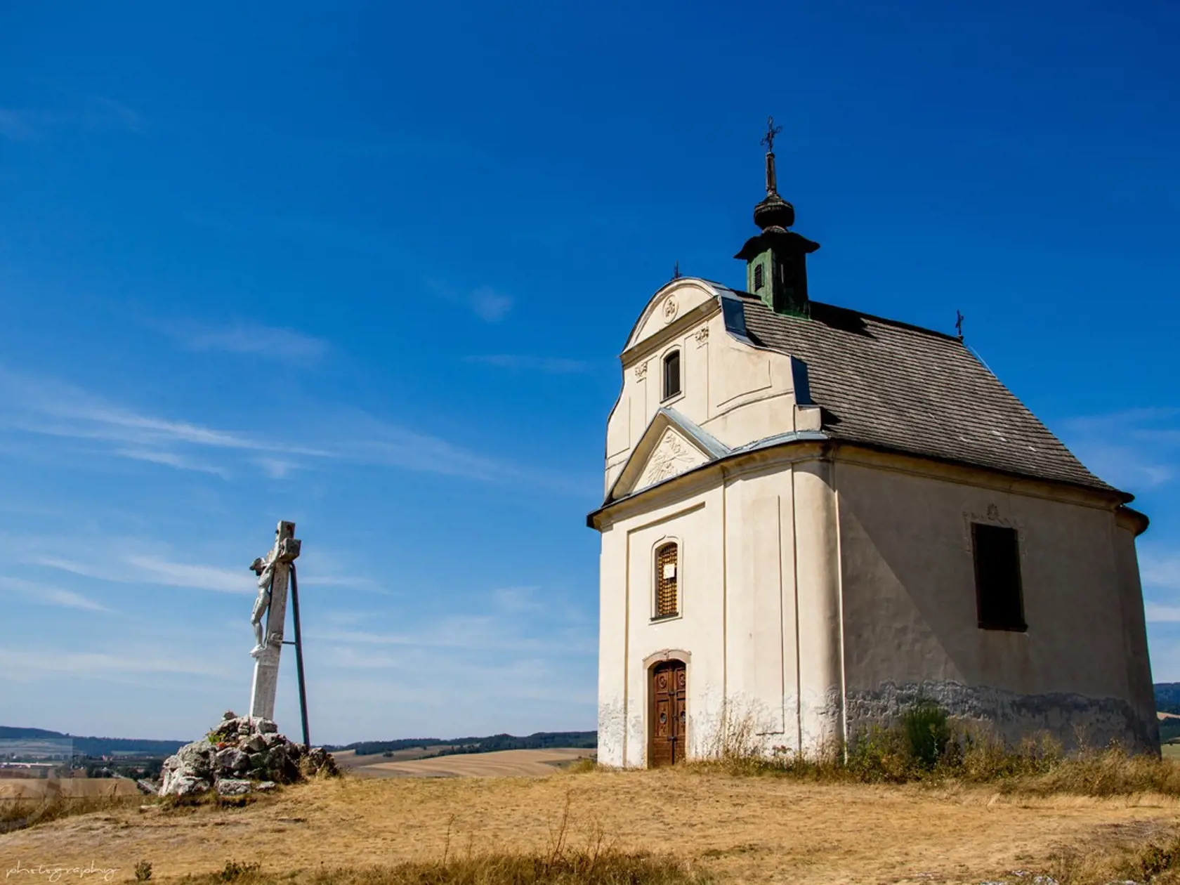 Národná prírodná rezervácia Sivá Brada v Spišskom Podhradí je chránené územie s rozšírujúcou sa travertínovou plochou vďaka vyvierajúcej ploche. Vyvierajú tu tri minerálne pramene, po gejzíri tu zostal výver bublajúcej vody. Dominantu tvorí baroková Kaplnka sv. Kríža z r. 1675 a
Spišská Kapitula s Katedrálou sv. Martina či najstaršia kalvária na Slovensku Spišský Jeruzalem, ktorý v mierke 1:1 kopíruje jeruzalemskú kalváriu. Krajinou v okolí Spišského hradu vedie náučný chodník Sivá Brada – Dreveník s ôsmimi turistickými zastávkami. Neďaleký Spišský hrad bol zapísaný do Zoznamu svetového dedičstva UNESCO, rovnako aj mesto Levoča vzdialené pár kilometrov.