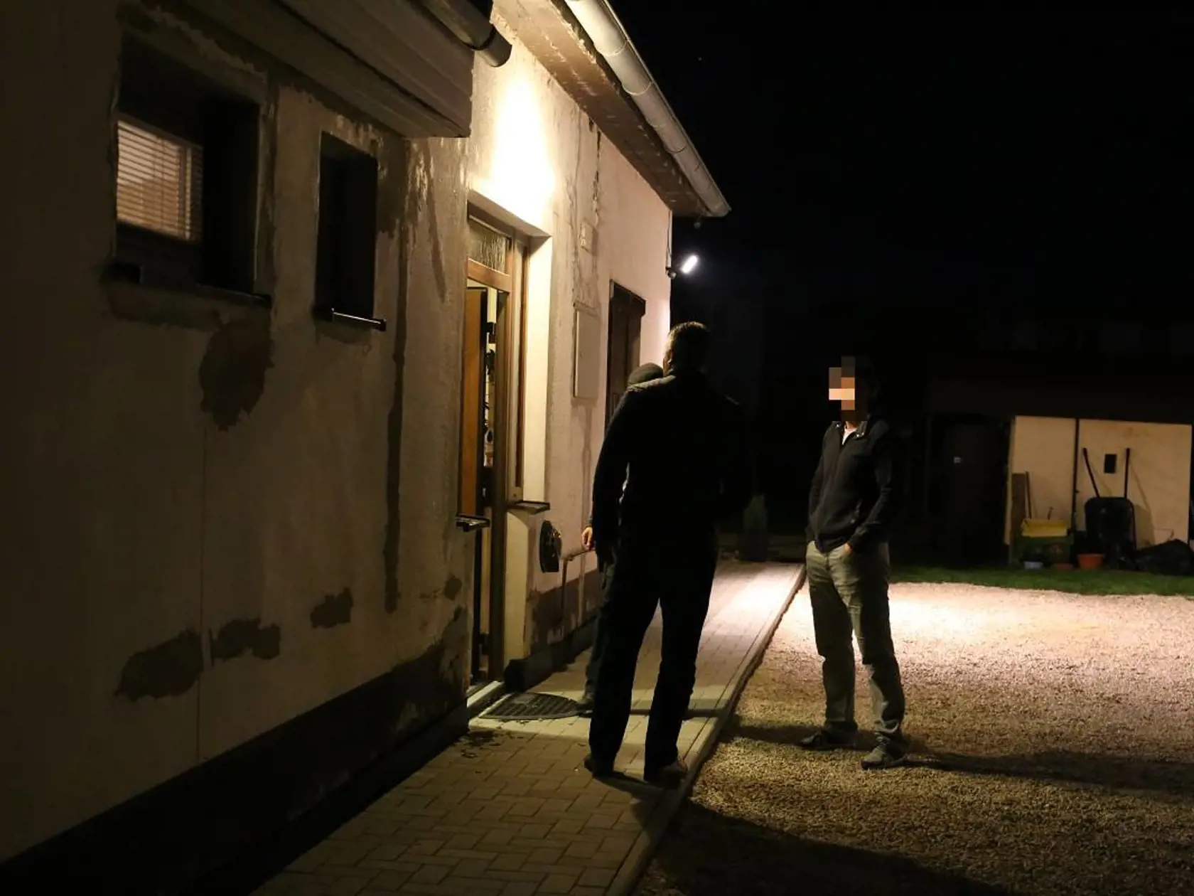 Policajná razia a zadržanie páchateľov vraždy Jána Kuciaka a Martiny Kušnírovej.