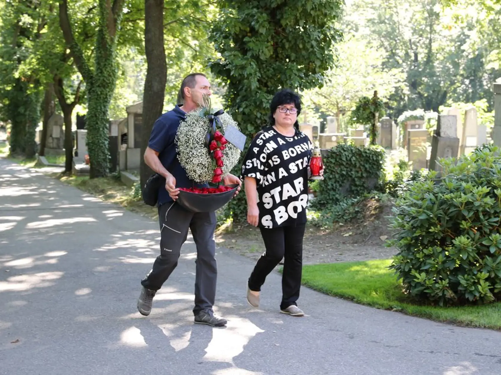 Manželia vždy budili pozornosť prítomných i médii i návštevníkov cintorína.