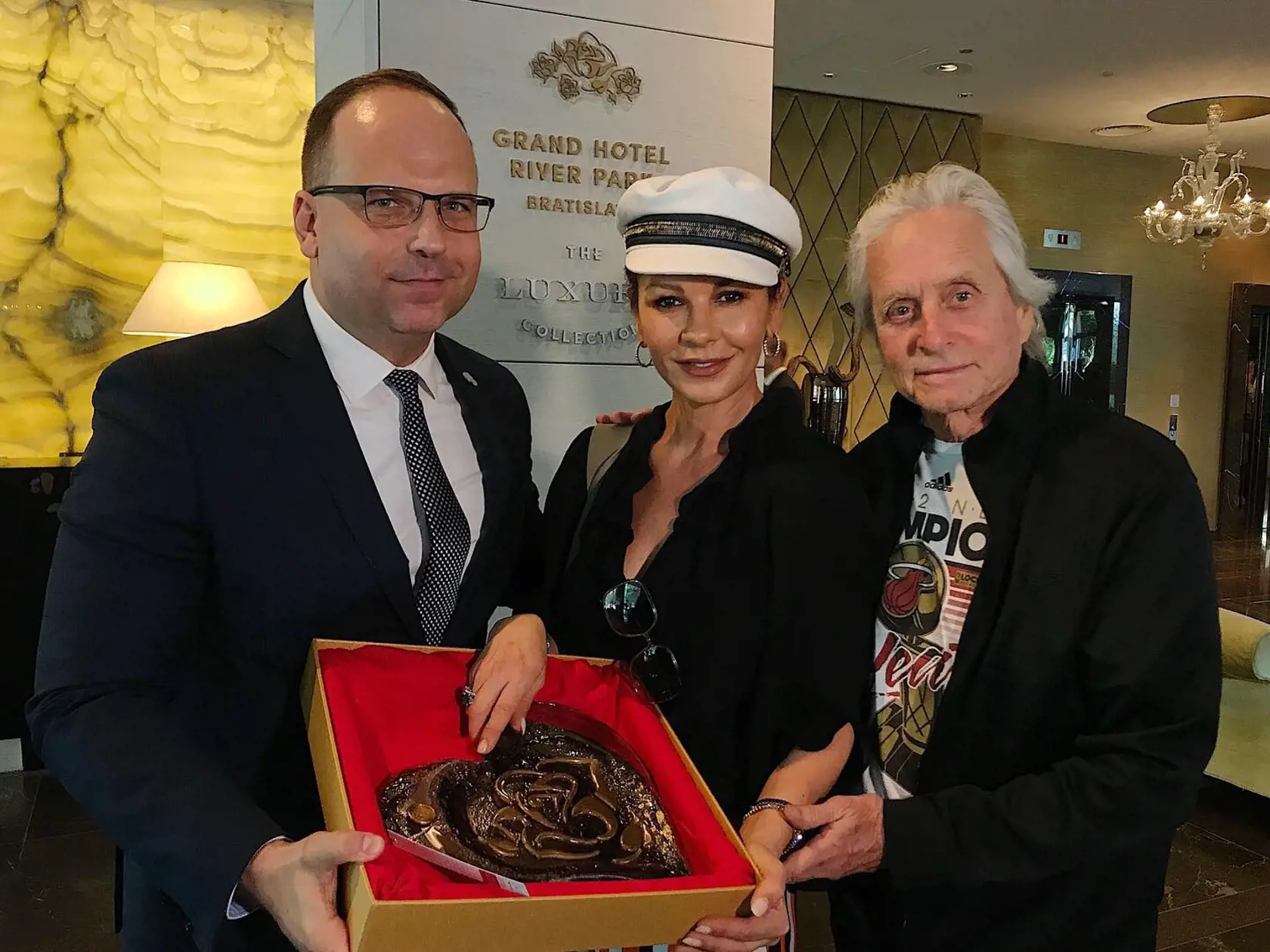 Generálny riaditeľ Branislav Kačkovič odovzdal Catherine Zeta-Jones a Michaelovi Douglasovi symbol hotela - ružu.