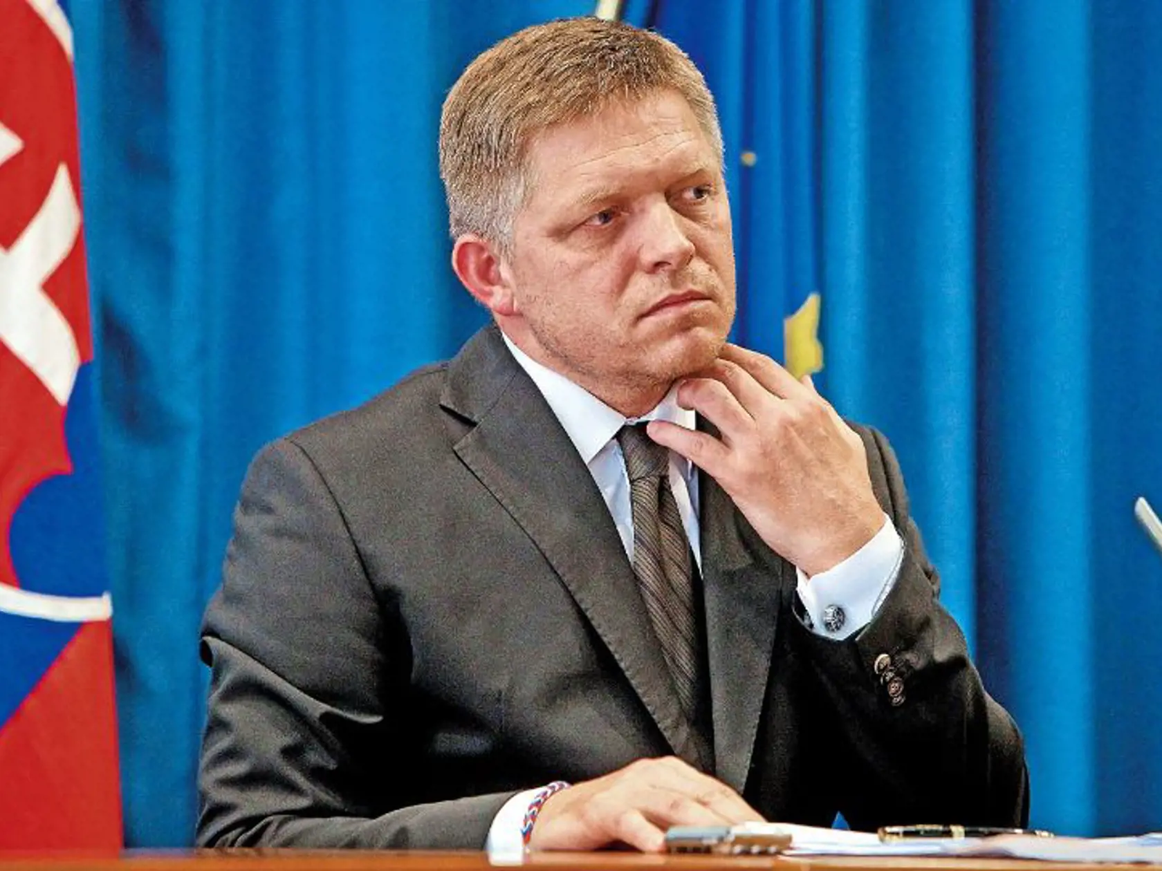 Stačilo: Koncom roka už mal Robert Fico škandálov po krk, a tak začal naoko zametať s vlastnými ľuďmi.