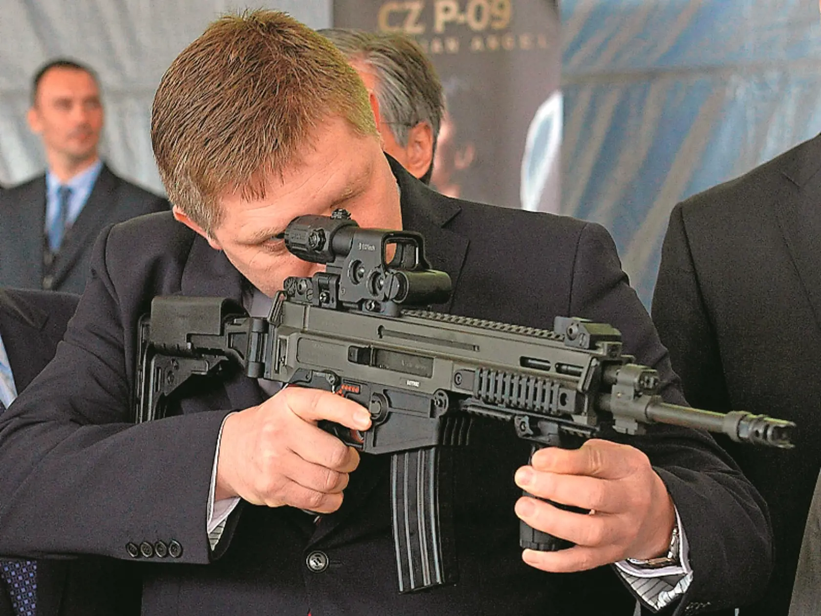 Drží ho: Premiér Robert Fico napriek množiacim sa škandálom v rezorte obrany ministra Glváča stále drží na svojom mieste.