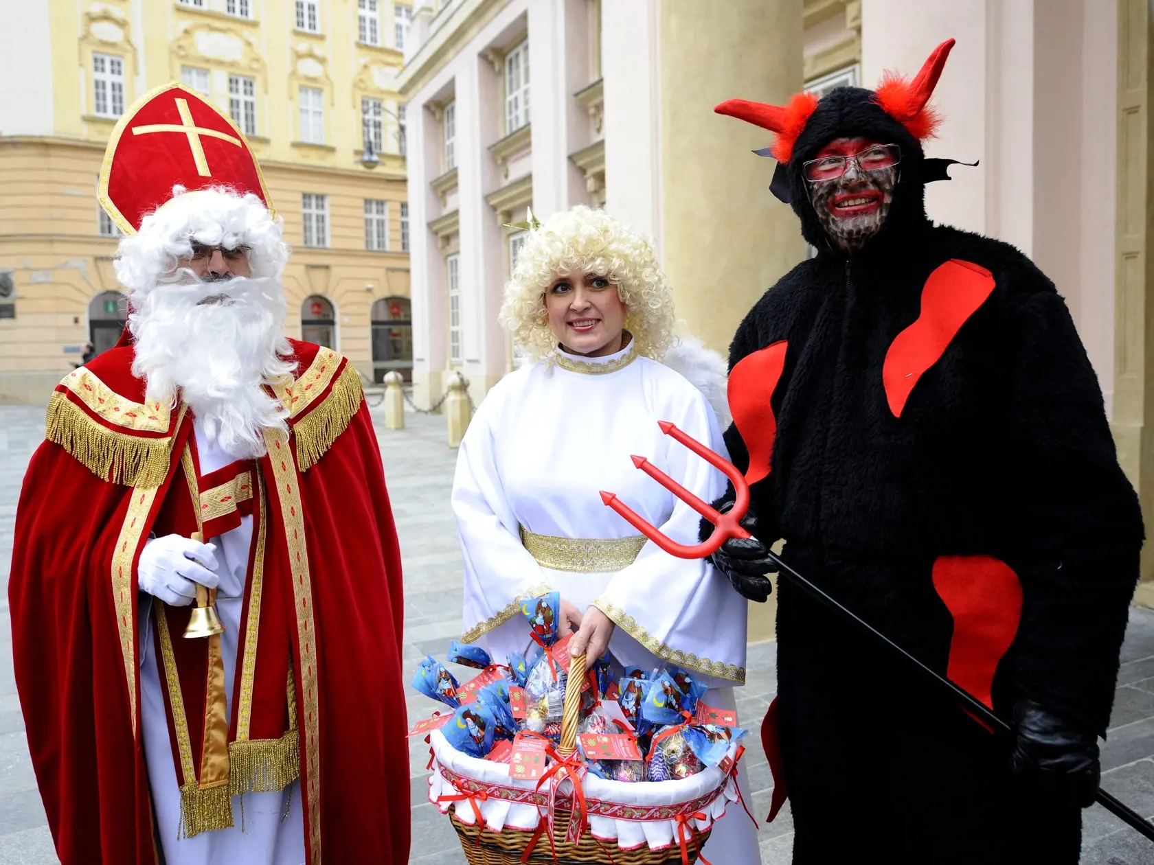Dnes chodí Mikuláš v trojici spolu s anjelom a čertom.
