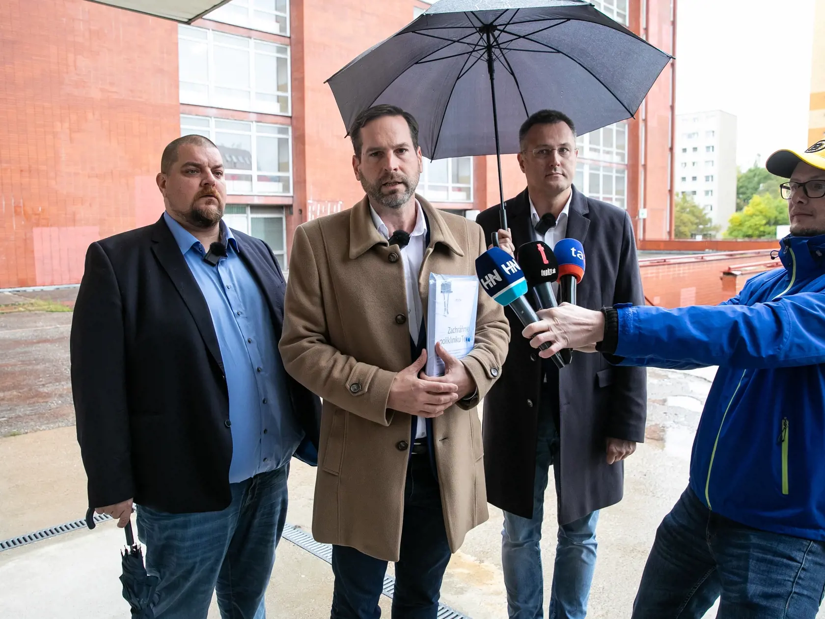 NAKA okrem Kusého zadržala aj ďalšie dve osoby. Vyplýva to z informácií hovorkyne Prezídia Policajného zboru Karolíny Barinkovej. „Pokračujú prvotné procesné úkony s cieľom riadneho zadokumentovania trestnej činnosti,“ doplnila Karolína Barinková s tým, "že bližšie informácie nie je možné poskytnúť."