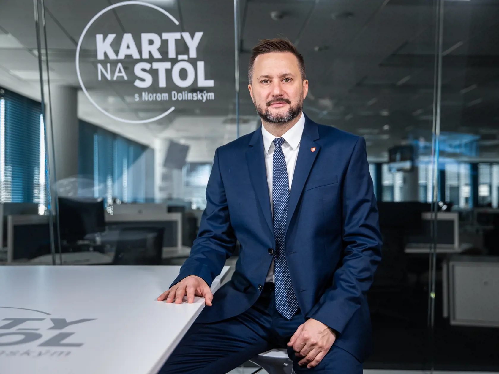Diskusná relácia "Karty na stôl", ktorej hosťom bol Matúš Vallo.