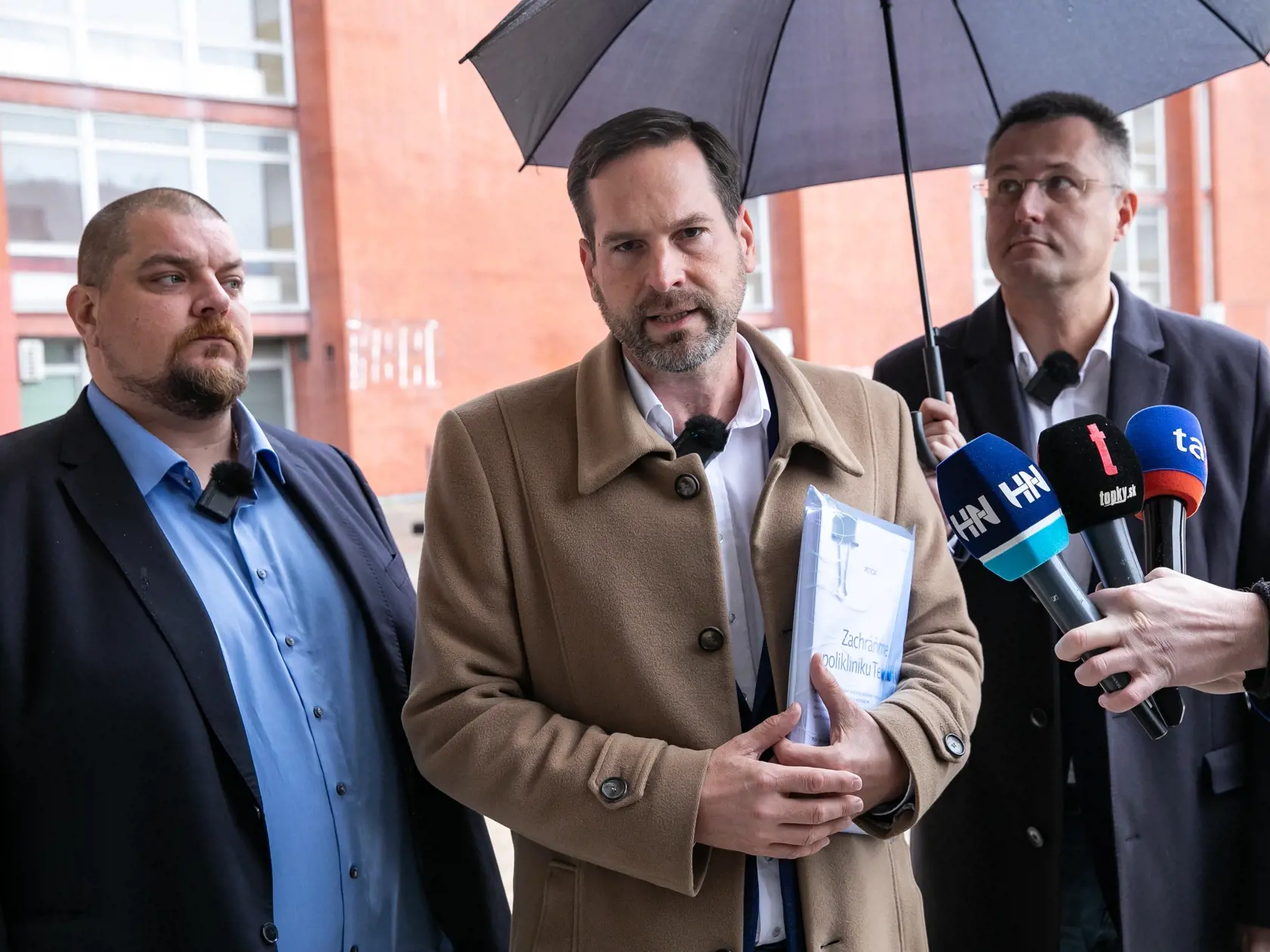 „Sudca pre prípravné konanie nakoniec Kusého do väzby nevzal a spochybnil, že skutky, z ktorých bol obvinený, sú trestným činom. Toto rozhodnutie neskôr potvrdil aj krajský súd. V lete minulého roka Generálna prokuratúra obvinenie zrušila a rozhodla, že jeho stíhaním bol porušený zákon,“ informoval portál Aktuality.sk.