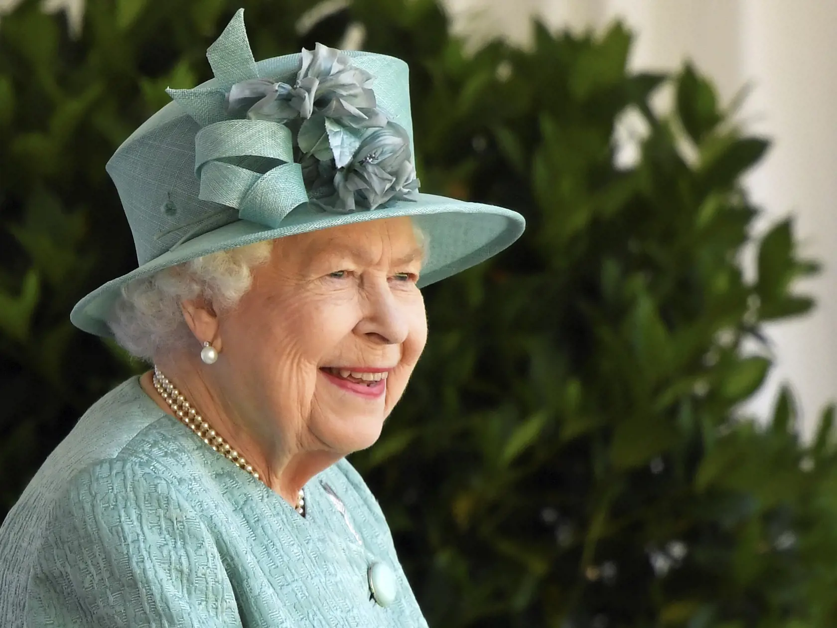 JB 43 Londýn - Britská kráľovná Alžbeta II. reaguje počas oficiálnych osláv jej 94. narodenín na zámku Windsor v Londýne 13. júna 2020. V areáli zámku Windsor pri Londýne sa v sobotu konali oficiálne oslavy 94. narodenín britskej kráľovnej Alžbety II. Z dôvodu koronavírusovej pandémie však mali tentoraz značne obmedzený rozsah. Prvýkrát od roku 1955 sa v uliciach Londýna pri Buckinghamskom paláci nekonala tradičná, u turistov obľúbená vojenská prehliadka Trooping the Colour, na ktorej sa zúčastň
