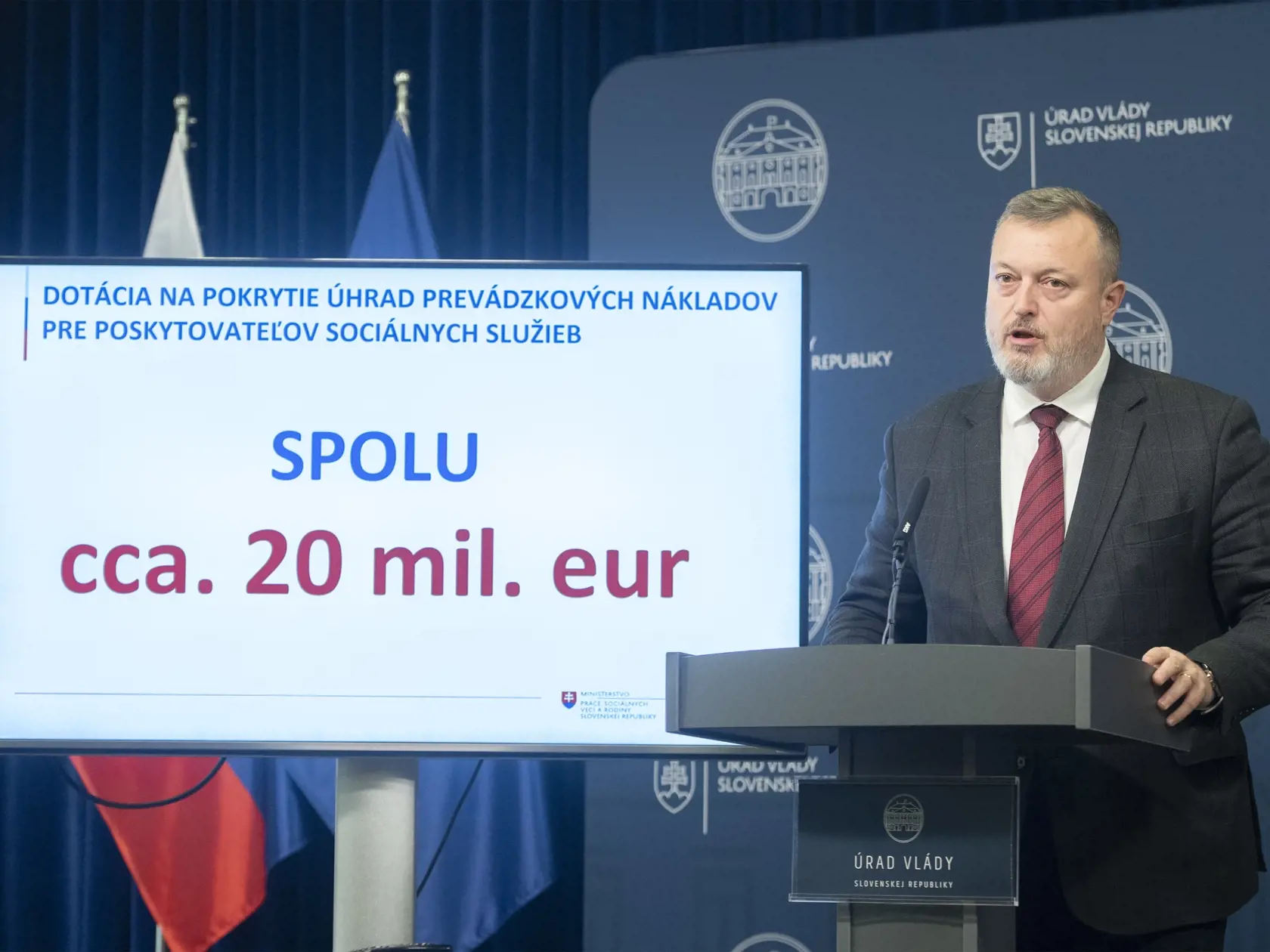 Na snímke minister práce, sociálnych vecí a rodiny SR Milan Krajniak (Sme rodina) počas tlačovej  konferencie po zasadnutí vlády SR v Bratislave v stredu 16. novembra 2022. Vláda poskytne poskytovateľom sociálnych služieb jednorazovú protiinflačnú pomoc vo výške 20 miliónov eur. FOTO TASR - Martin Baumann