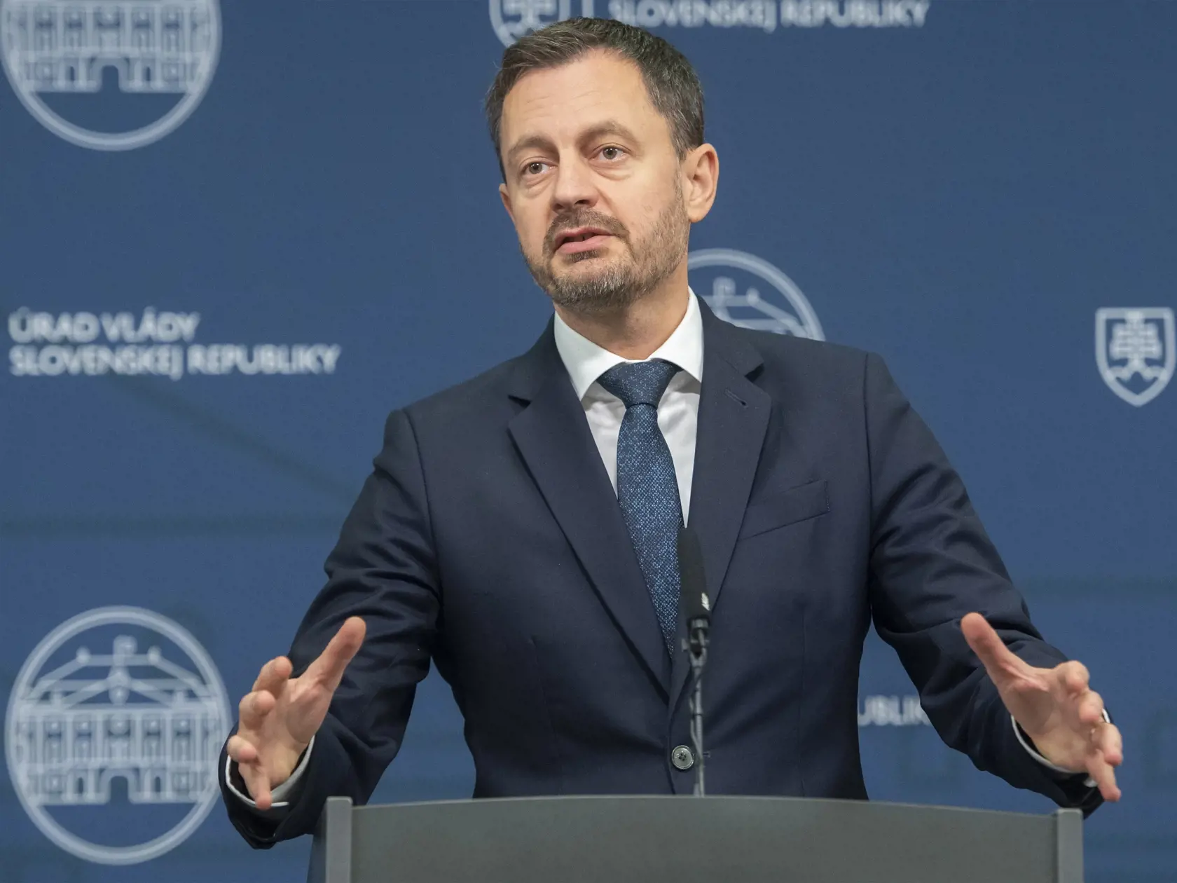 Na snímke premiér Eduard Heger (OĽANO) počas tlačovej konferencie po rokovaní vlády SR v Bratislave v stredu 16. novembra 2022. Vláda poskytne poskytovateľom sociálnych služieb jednorazovú protiinflačnú pomoc vo výške 20 miliónov eur. FOTO TASR - Martin Baumann