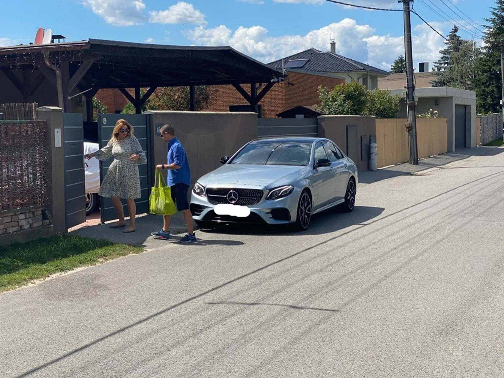 Europoslankyňa Monika Beňová čaká svoje druhé dieťa. Na fotke je s ňou jej syn Martin.