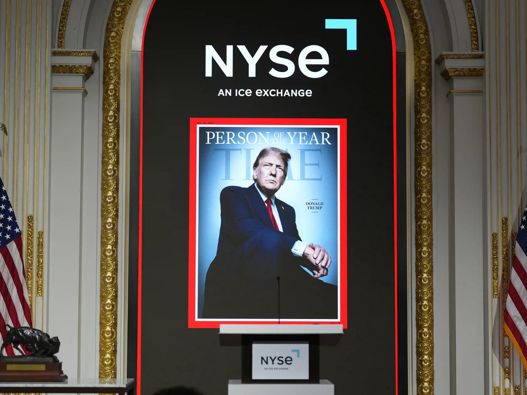 AZ4 New York - Na snímke novozvolený americký prezident Donald Trump, ktorého americký magazín Time vyhlásil za osobnosť roka 2024 v New Yorku vo štvrtok 12. decembra 2024. Trump získal toto ocenenie už po druhý raz. Prvýkrát sa objavil na titulke magazínu v roku 2016 po jeho prvom víťazstve v prezidentských voľbách. FOTO TASR/AP

A cover of Time magazine's person of the year, shows President-elect Donald Trump, before a ceremony at the New York Stock Exchange, Thursday, Dec. 12, 2024, in New York. (AP Photo/Alex Brandon)