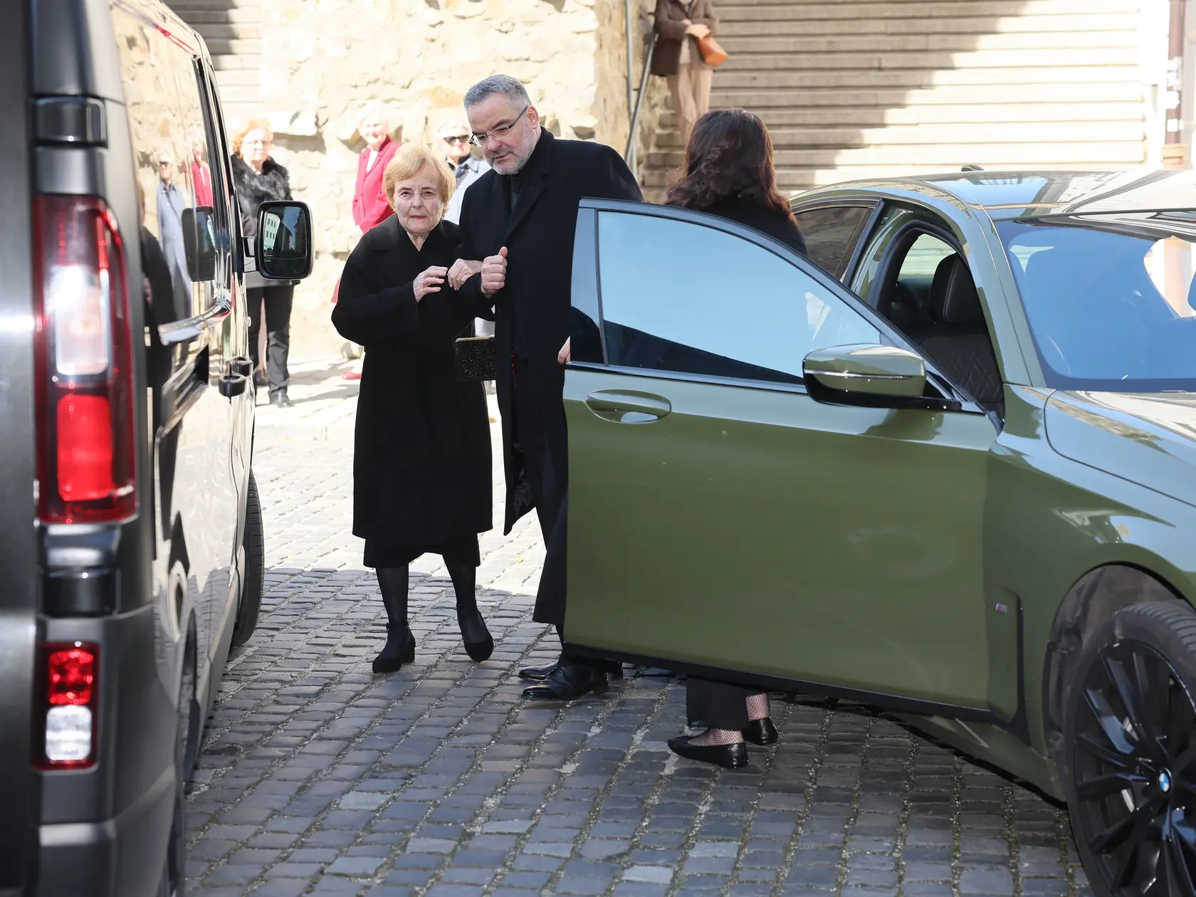 Posledná rozlúčka so Štefanom Kvietikom (†90). Vdova po hercovi, pani Eva so synom Martinom.