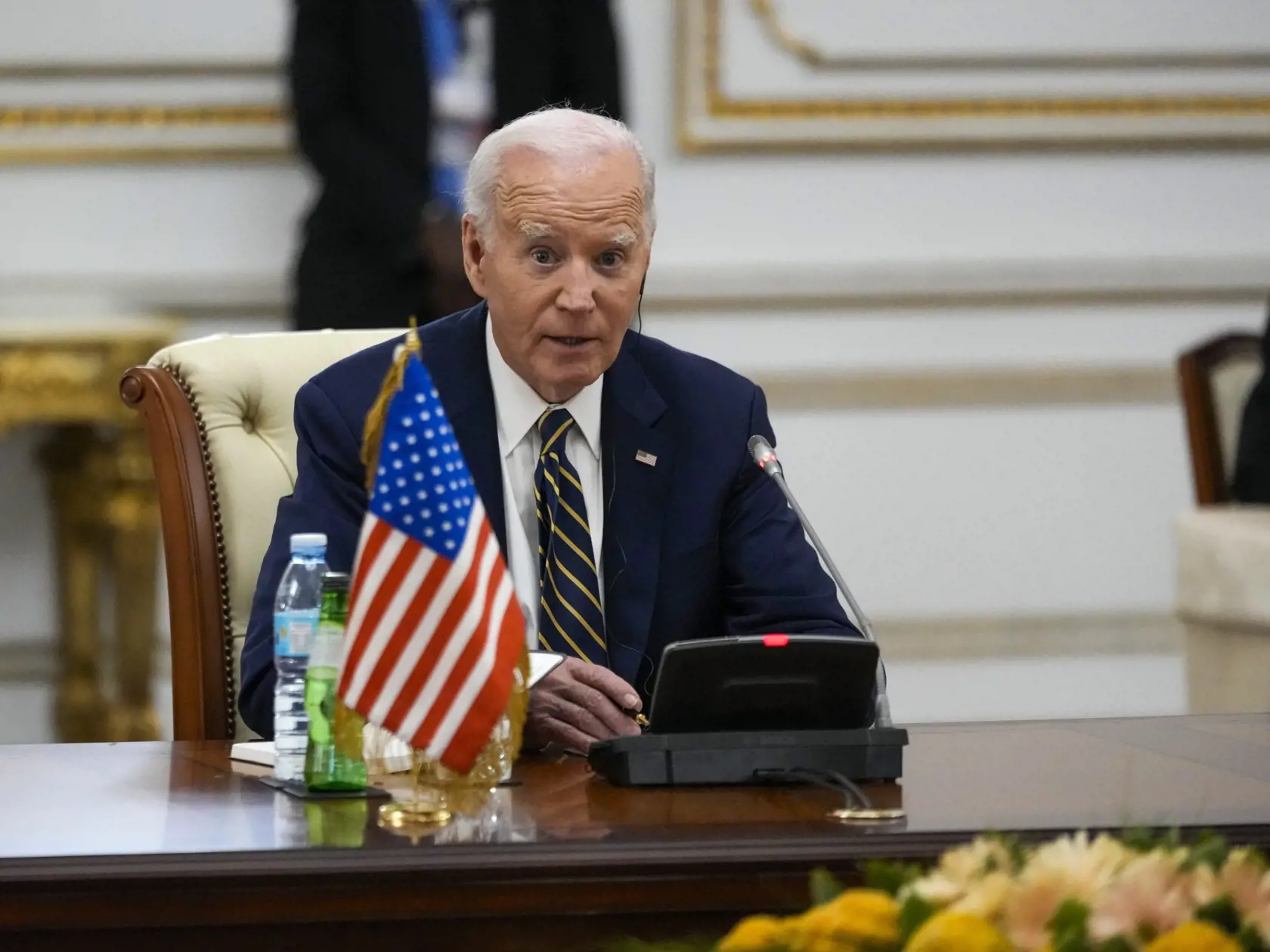 Na snímke americký prezident Joe Biden počas stretnutia s angolským prezidentom Joaom Lourencom v Luande v Angole 3. decembra 2024. Americký prezident Joe Biden pricestoval v pondelok 2. decembra 2024 do Angoly na svoju prvú a jedinú návštevu subsaharskej Afriky počas svojho mandátu. Cieľom jeho cesty je zdôrazniť ambície USA v Afrike v súvislosti s významnými investíciami zo strany Číny.