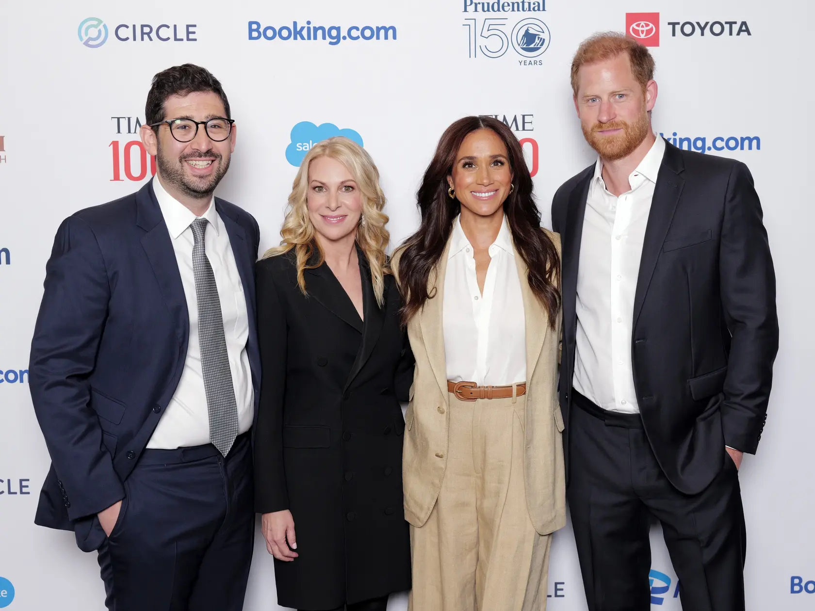Meghan Markle a Kate Middleton sa pred kráľovskou svadbou Meghan a princa Harryho v roku 2018 pohádali kvôli šatám pre družičky. Meghan popiera, že by sa správala nevhodne a tvrdí, že ona je tá, ktorej ublížili.