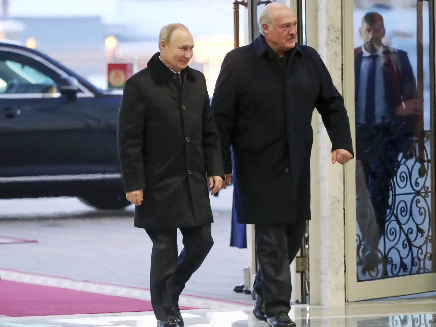 JB 25 Minsk - Ruský prezident Vladimir Putin (vľavo) a bieloruský prezident Alexander Lukašenko počas príchodu na ich rozhovory v Minsku 19. decembra 2022. Ruský prezident Vladimir Putin pricestoval v pondelok do bieloruského hlavného mesta Minsk na rokovania s tamojším lídrom Alexandrom Lukašenkom. TASR informuje na základe správy agentúry AFP.
FOTO TASR/AP

Russian President Vladimir Putin and Belarusian President Alexander Lukashenko arrive for their talks in Minsk, Belarus, Monday, Dec. 19, 