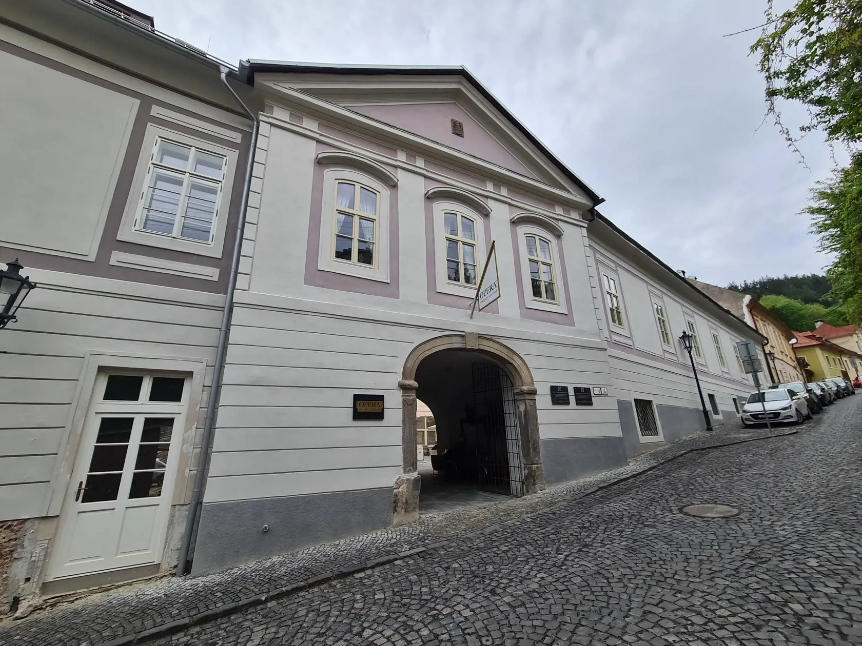 Zrekonštruovaný barokový palác v Banskej Štiavnici v ktorom má apartmán bývalý minister obrany Jaroslav Naď.