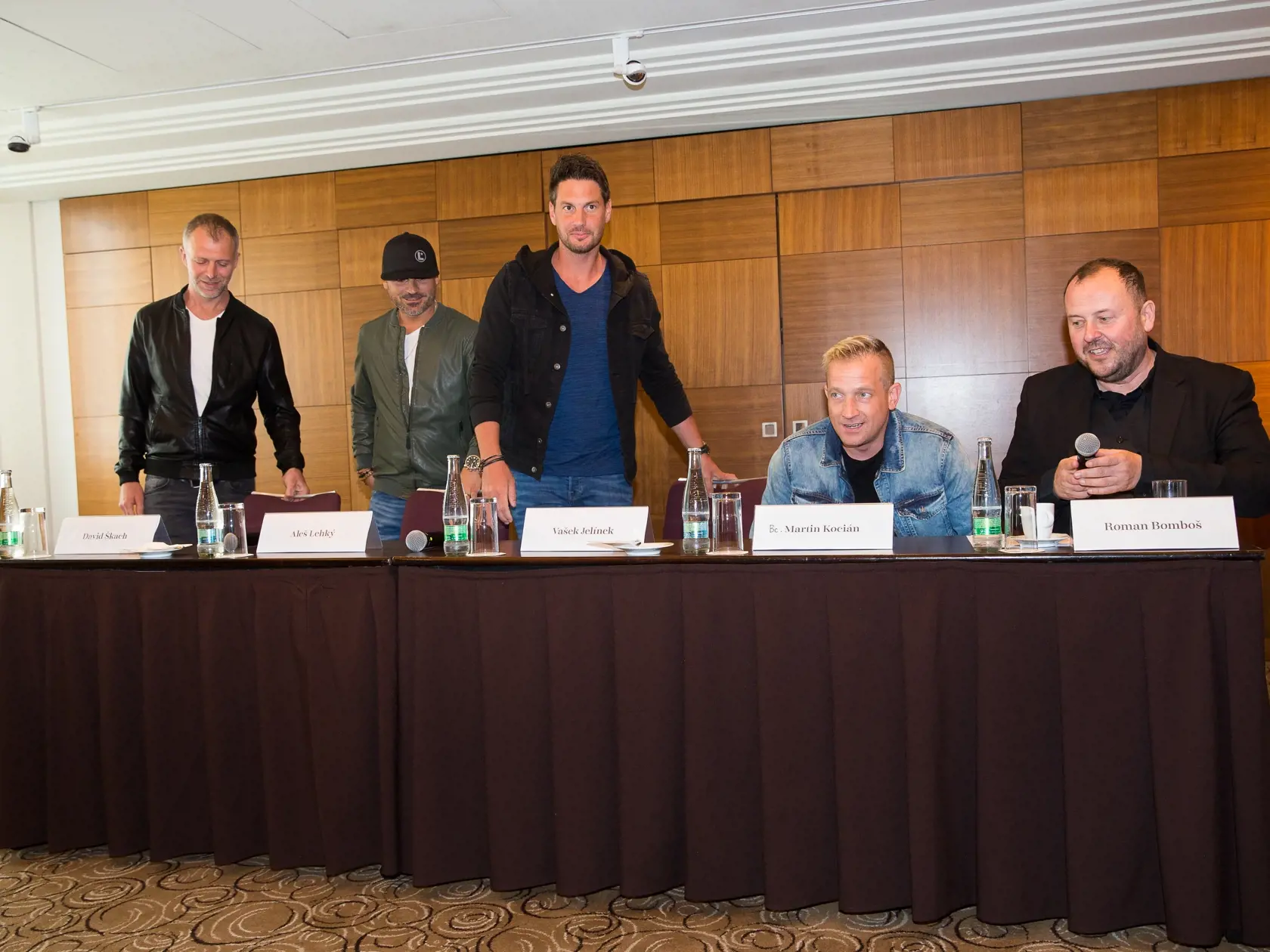 Tlačová beseda chlapčenskej kapely  Lunetic v jednom z Bratislavských hotelov. Na snímke David Škach, Aleš Lehký, Vašek Jelínek, Martin Kocián a Roman Bomboš.