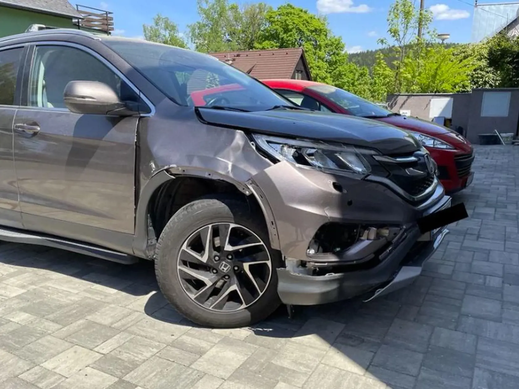 Máj 2022. Vašek Jelínek z kapely Lunetic mal vážnu nehodu na diaľnici, pri ktorej zahynul 40-ročný muž. Na snímke jeho havarované auto.