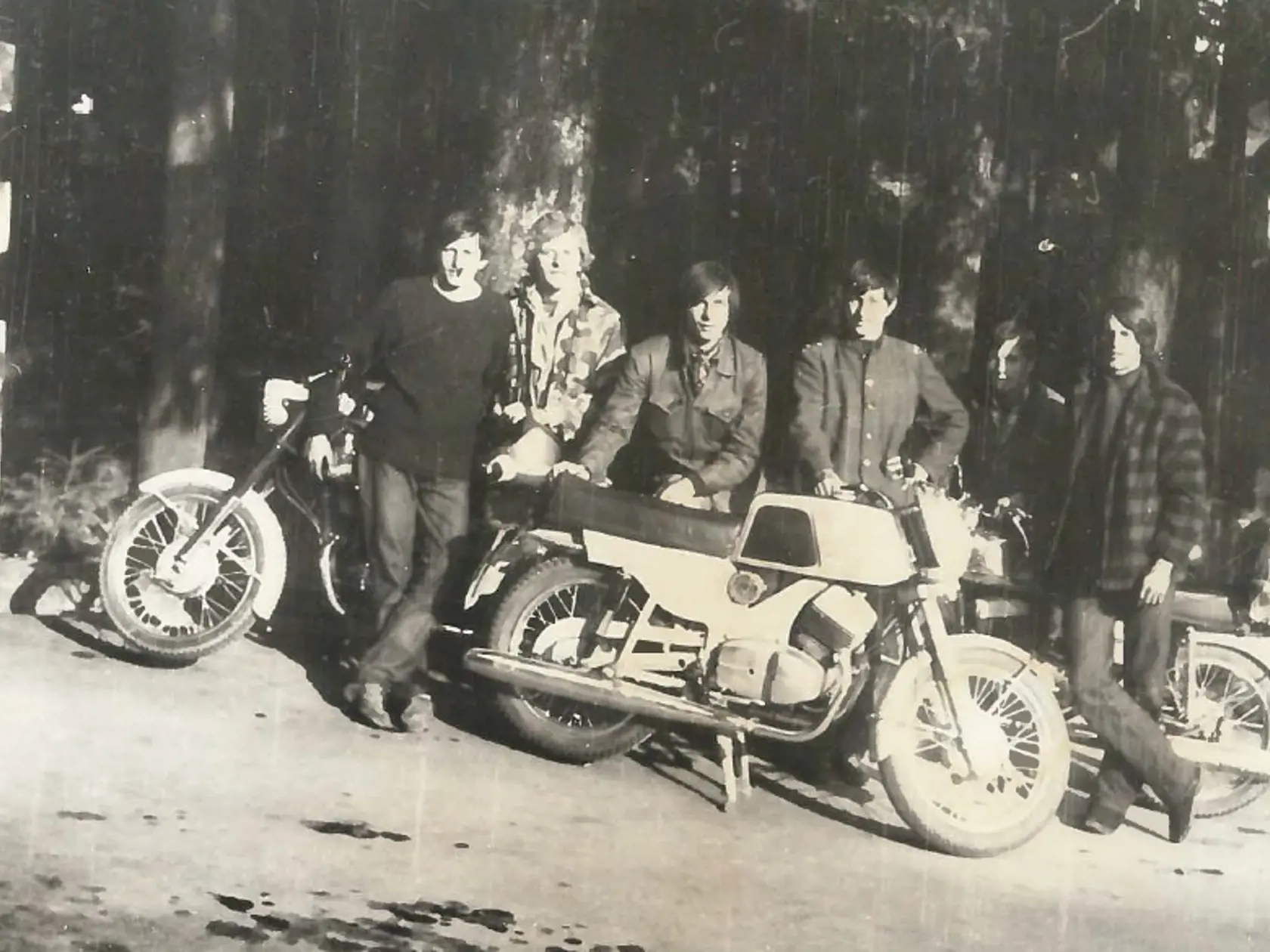 1972 Peter Straka: Naša partia (16-22 rokov)sme sa vybrali na motocykloch zo Stankovian na výlet na Šíravu, kde sme stanovali.