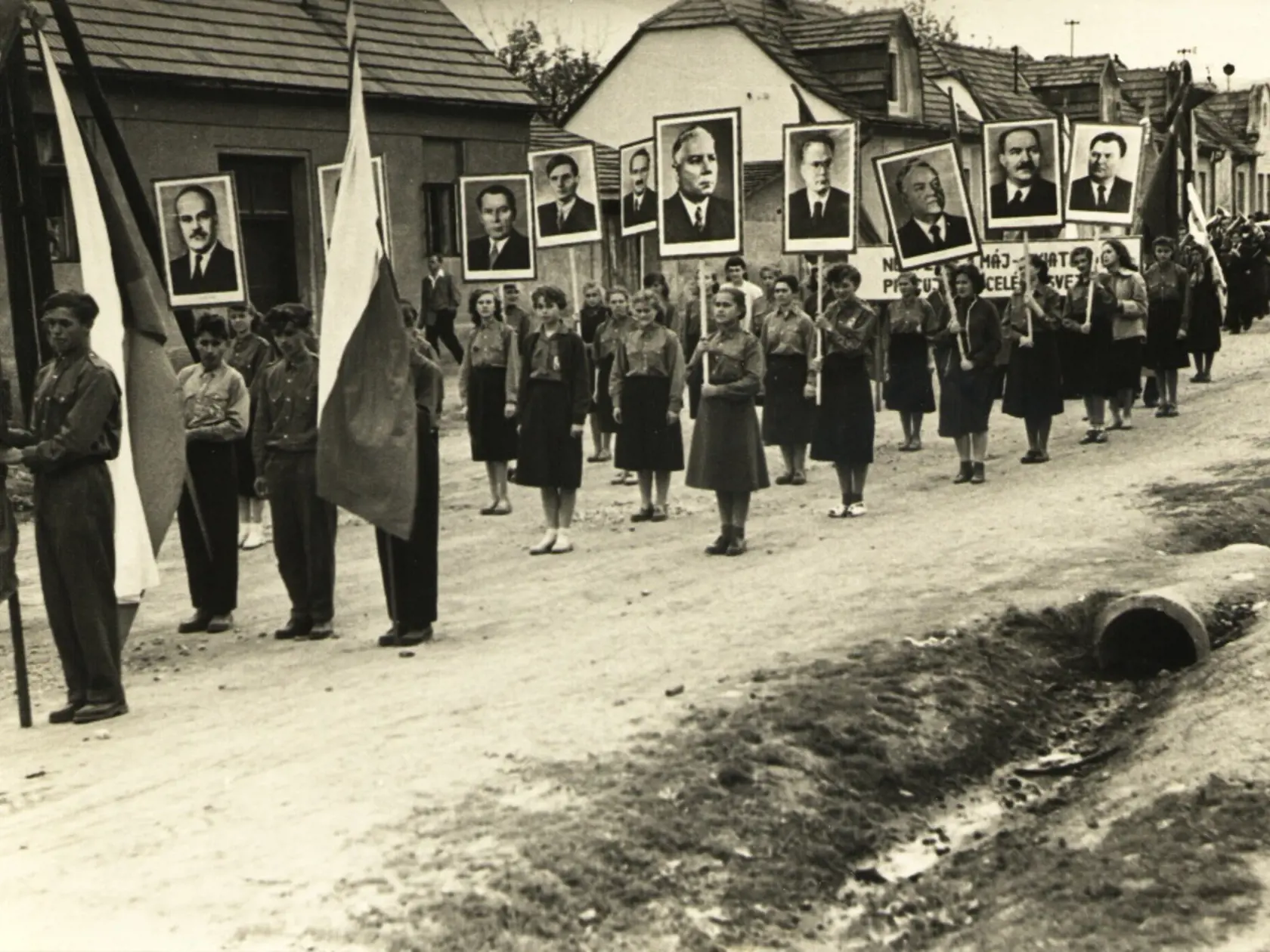 1961 František Mach: Modranskí gymnazisti pri nástupe na prvomájový sprievod v Pezinku.