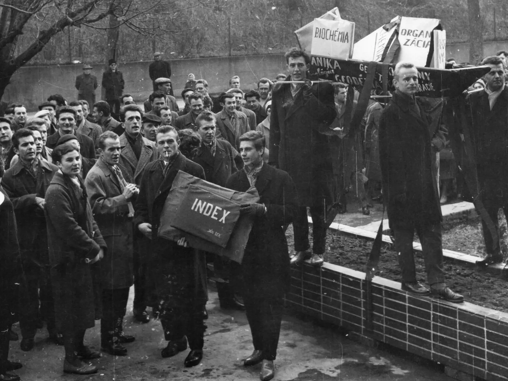 Dostali sme plno vašich fotografických spomienok, veľa mailov o živote pred novembrom 1989.