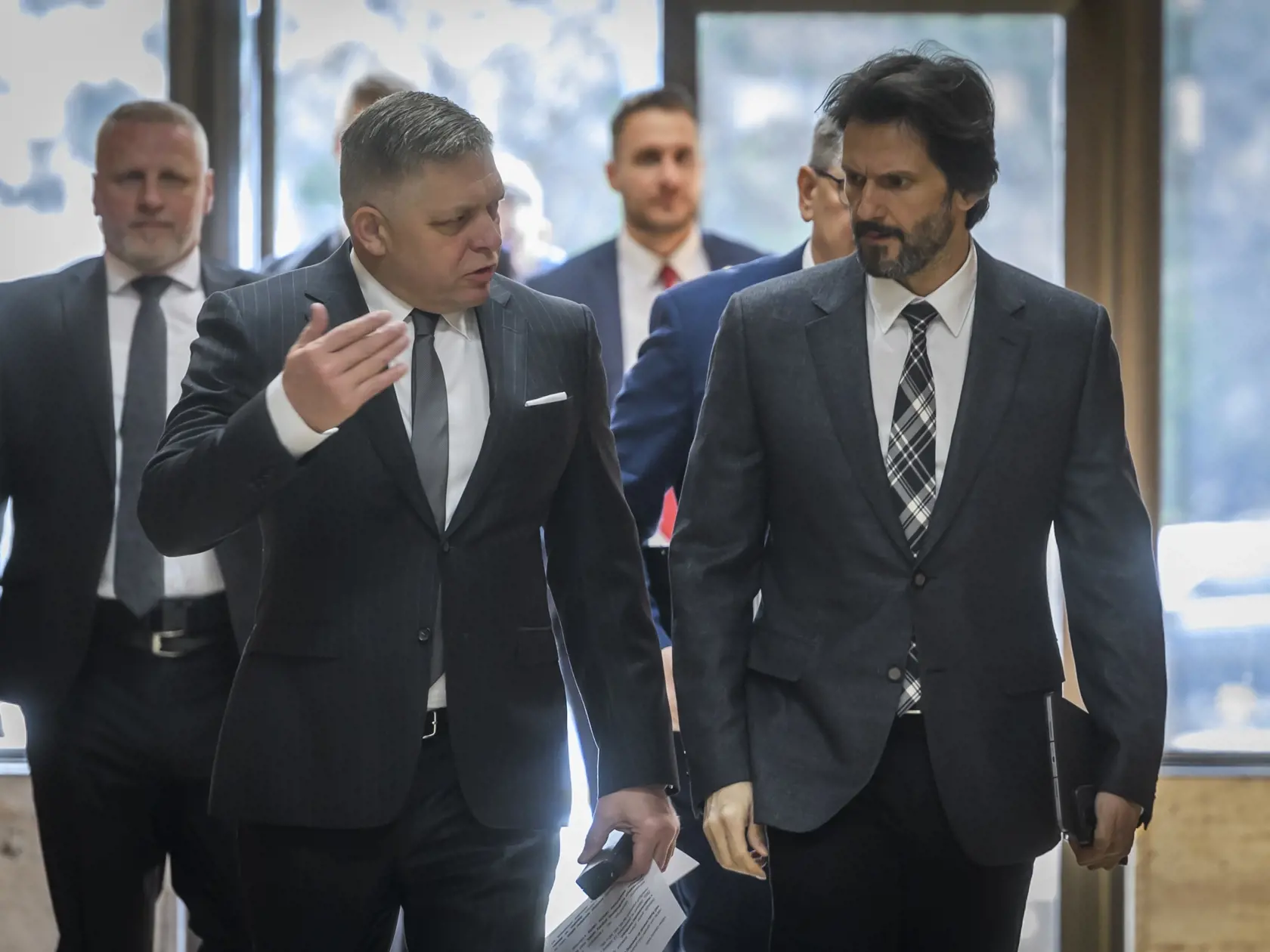 Zľava predseda vlády SR Robert Fico (Smer), vicepremiér a minister obrany SR Robert Kaliňák (Smer) a minister spravodlivosti SR Boris Susko (Smer) prichádzajú na 17. rokovanie vlády SR v Bratislave 21. februára 2024.