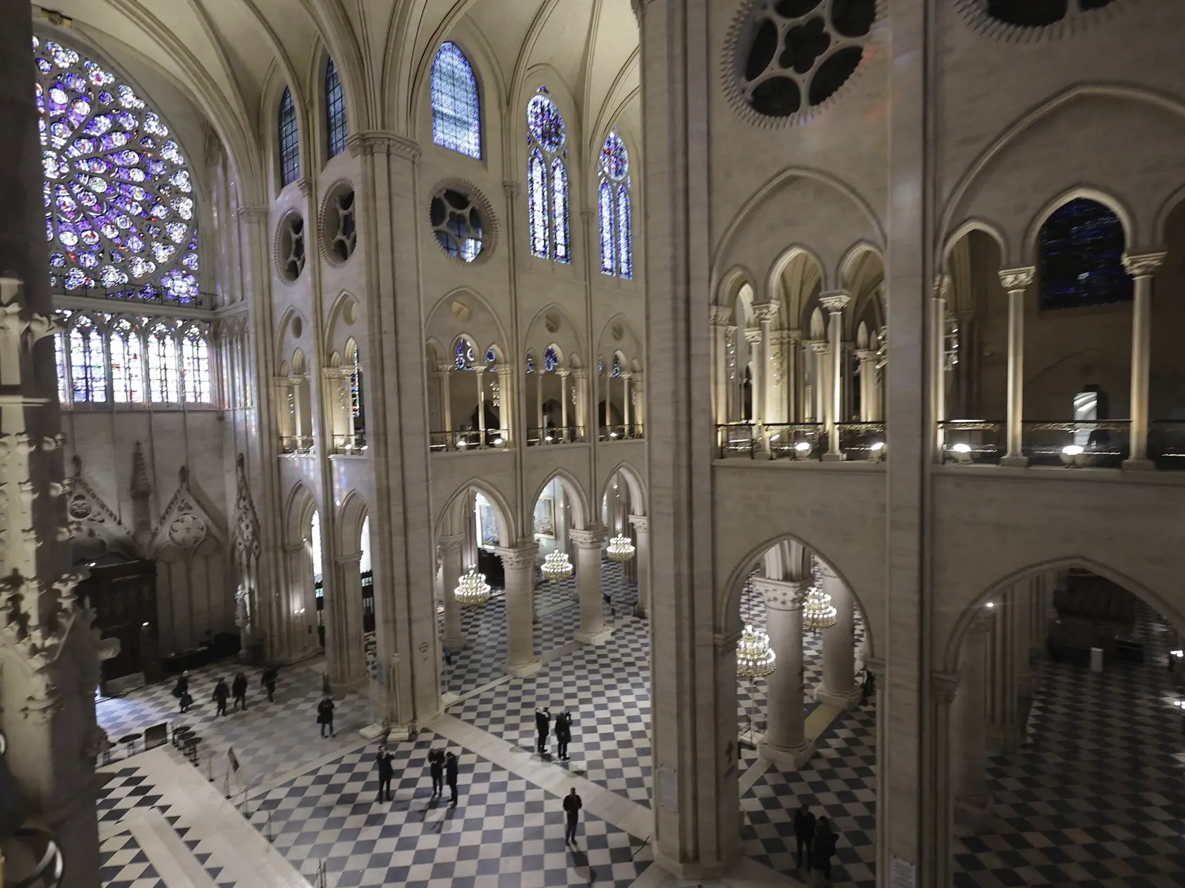 WA 51 Paríž - Na snímke interiér zrekonštruovanej parížskej katedrály Notre- Dame, ktorú navštívil francúzsky prezident Emmauel Macron v piatok 29. novembra 2024. Katedrálu pred piatimi rokmi významne poškodil požiar. Pamiatka zapísaná v svetovom dedičstve UNESCO bude slávnostne znovuotvorená v sobotu 7. decembra. FOTO TASR/AP

People stroll in Notre-Dame de Paris cathedral while French President Emmanuel Macron visits the restored interiors the monument, Friday, Nov.29, 2024 in Paris. (Christophe Petit Tesson, Pool via AP)