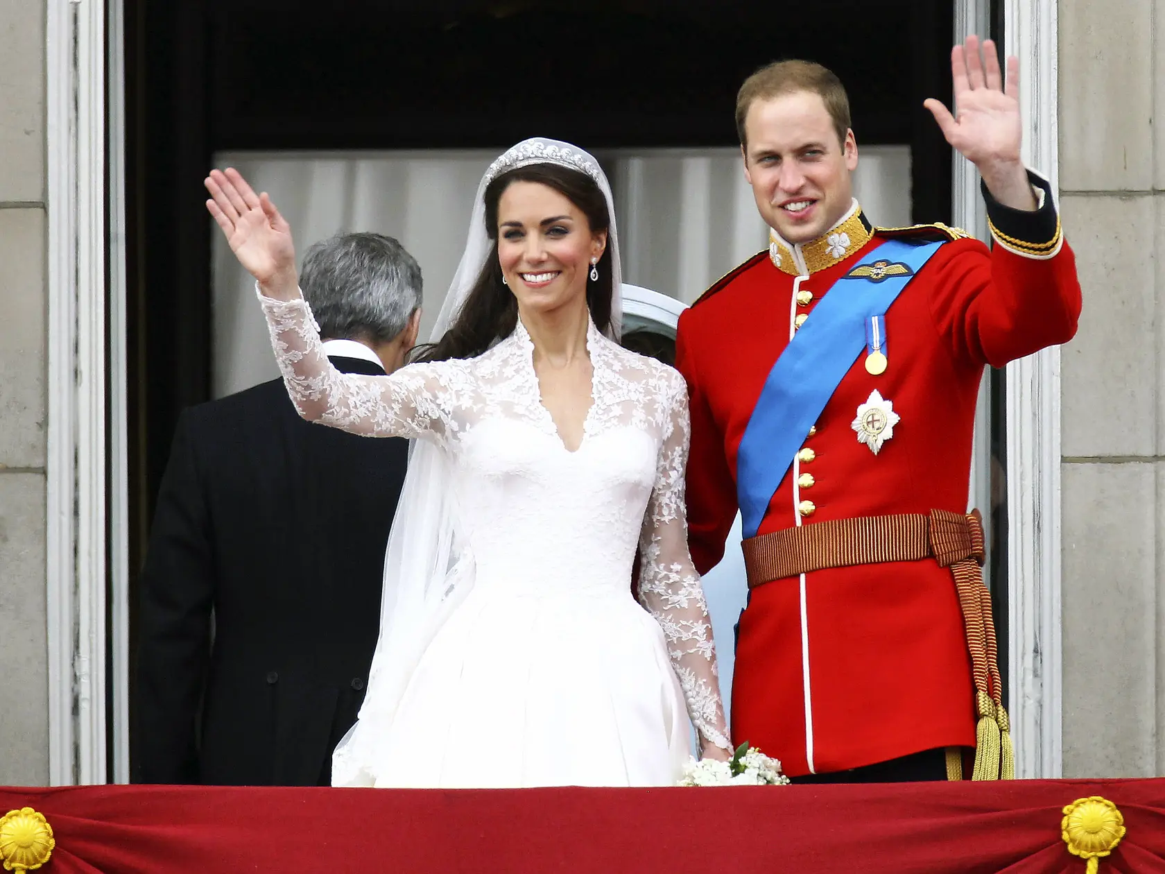 Meghan Markle a Kate Middleton sa pred kráľovskou svadbou Meghan a princa Harryho v roku 2018 pohádali kvôli šatám pre družičky. Meghan popiera, že by sa správala nevhodne a tvrdí, že ona je tá, ktorej ublížili.