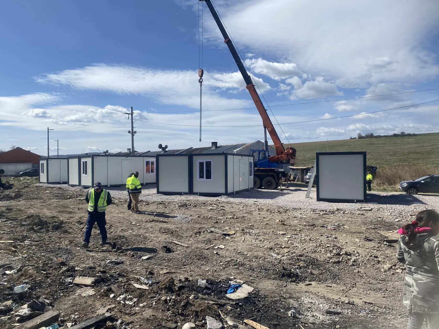 Do osady vo Veľkom Šariši, na miesto, kde pri tragickom požiari z 19. na 20. marca zhorelo niekoľko obydlí, priviezli 7 nových unimobuniek. Po ich zapojení na elektrickú energiu budú odovzdané do užívania evakuovaným osobám. 