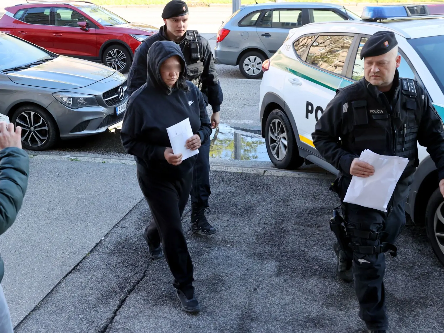 Andreu priviedli na súd policajti s putami na rukách.