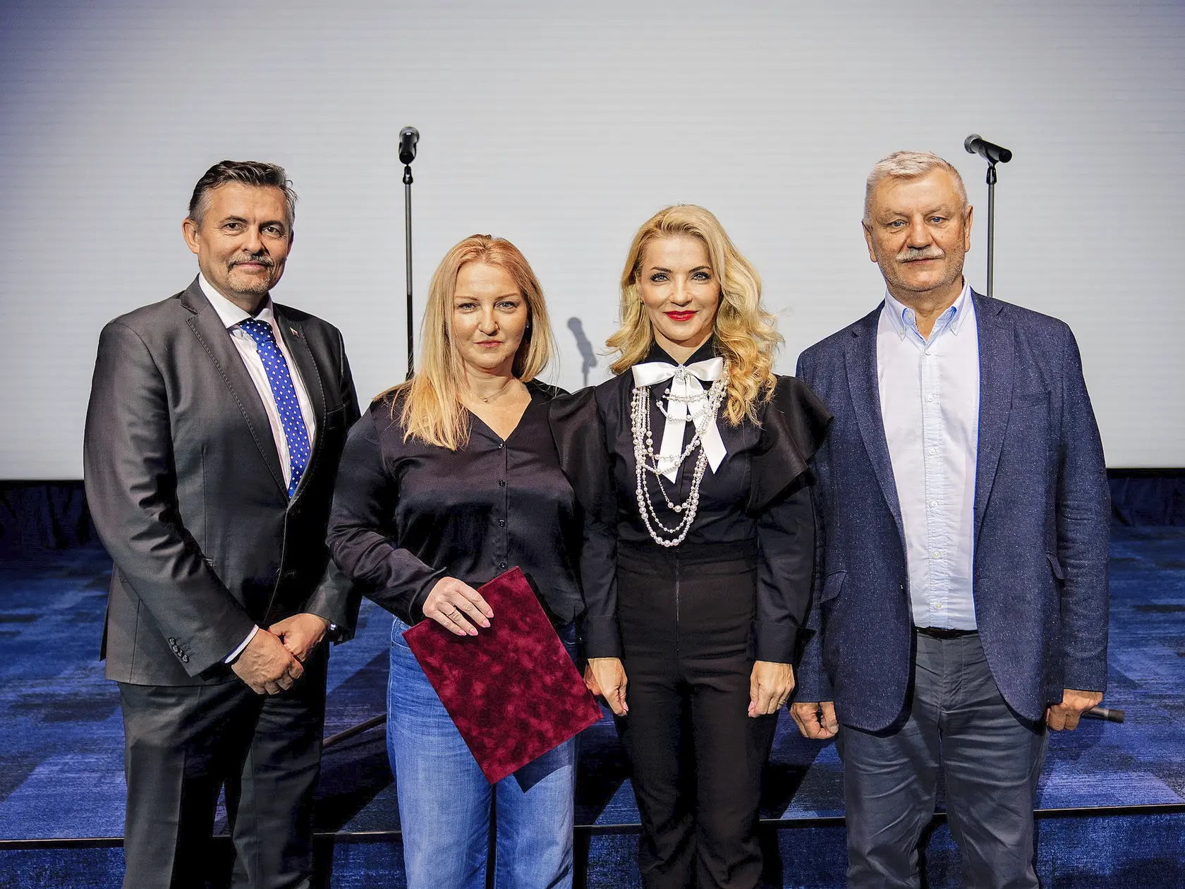 Nová šéfka telerozhlasu prijala od ministerky Šimkovičovej dekrét o vymenovaní.