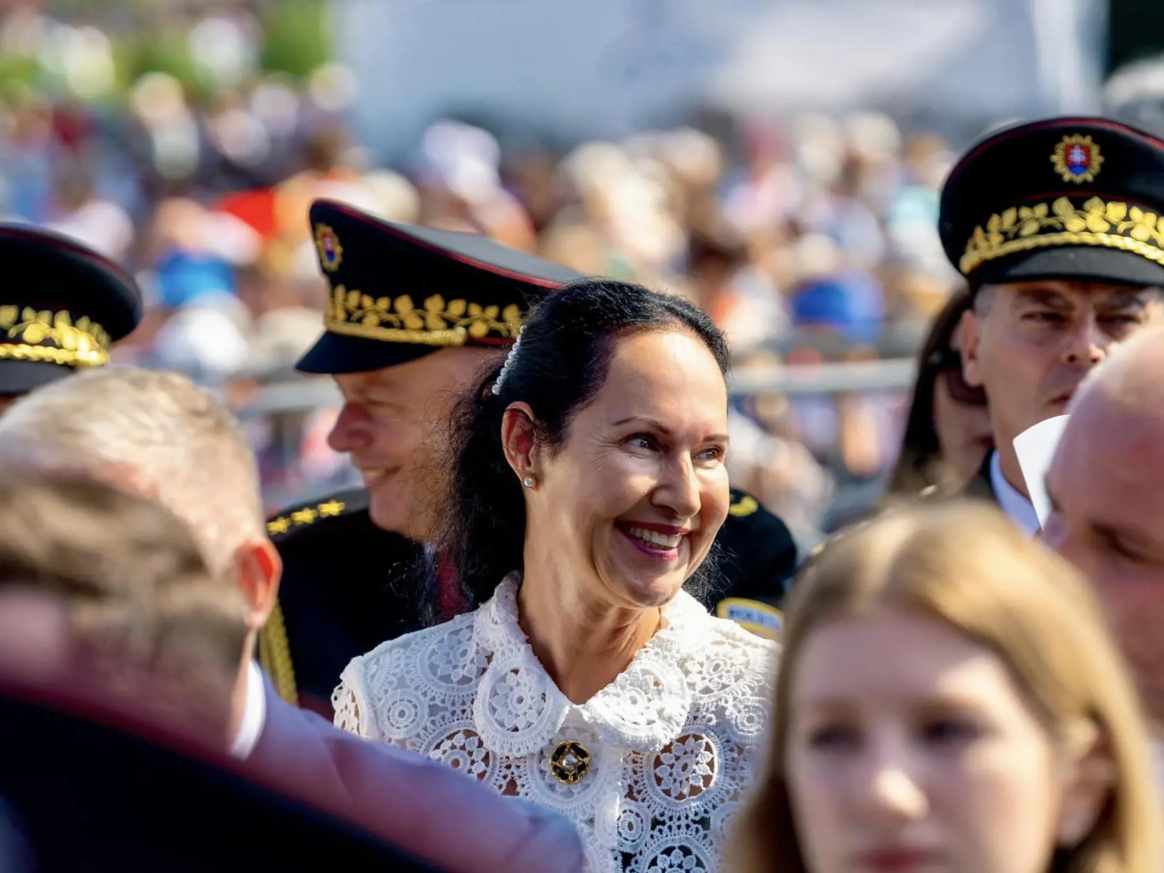 Štátna tajomníčka Lucia Kurilovská si zvolila bielu čipkovanú blúzku a sukňu po kolená.