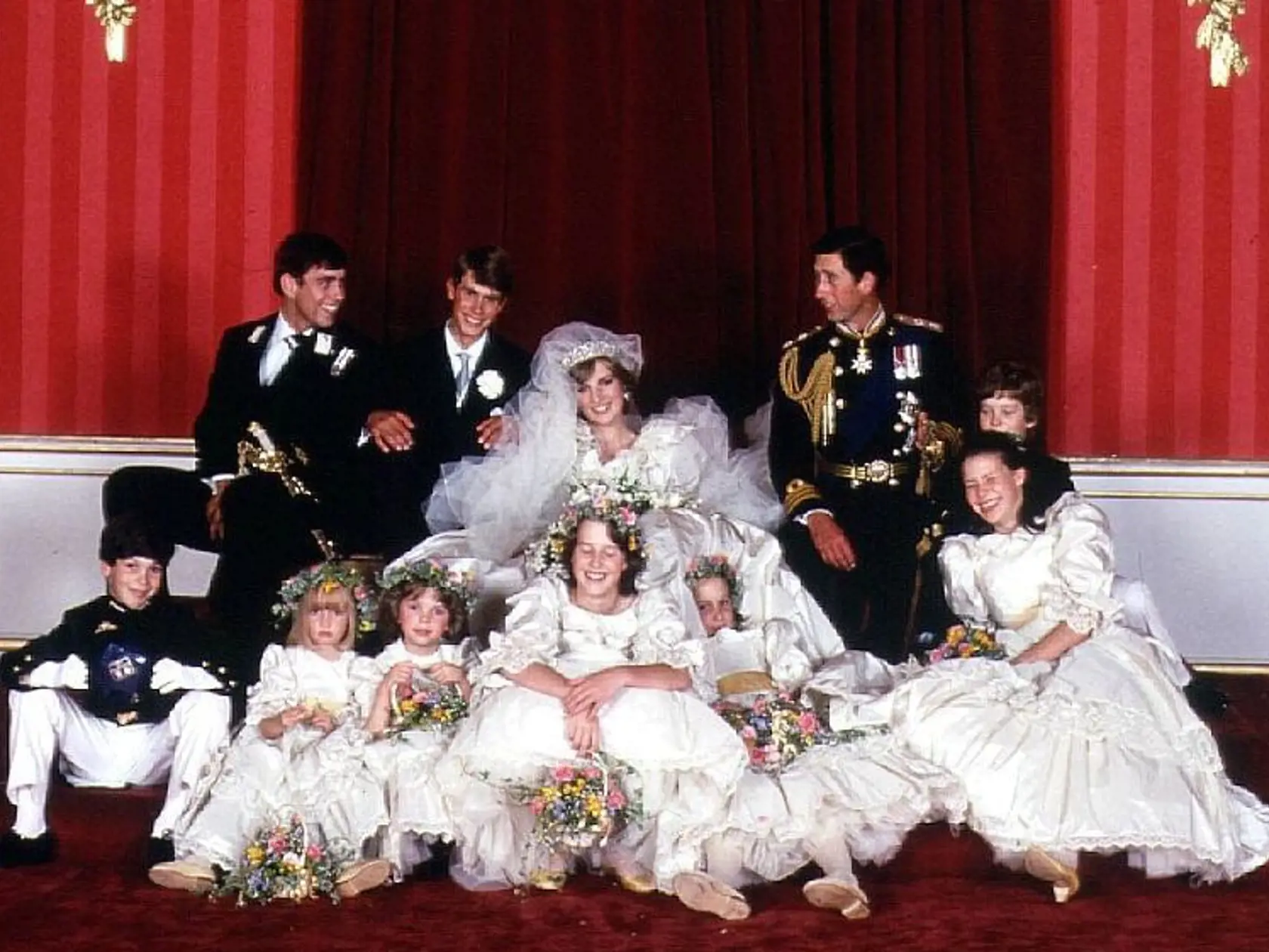 Oficiálna svadobná fotografia princa Charlesa a princeznej Diany (†36) s družbami a družičkami z roku 1981.