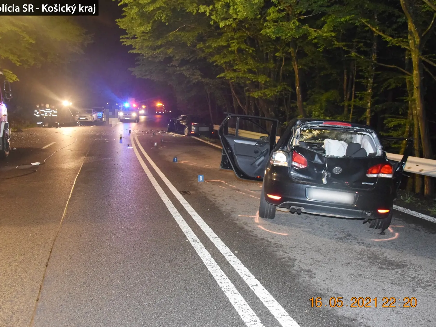 "Podľa doterajších zistení 21-ročný vodič z Michalovského okresu viedol vozidlo zn. VW Golf od obce Košické Oľšany na obec Ďurďošík. Zrejme neprispôsobil rýchlosť jazdy, stavu vozovky, prešiel v tiahlej zákrute do protismeru, kde narazil do oproti idúceho vozidla zn. Renault. Toto šoféroval 31- ročný vodič z okresu Vranov nad Topľou. Pri nehode 21-ročná spolujazdkyňa vo vozidle zn. VW Golf utrpela vážne zranenia, ktorým po prevoze do nemocnice podľahla," informovala košická krajská policajná hovorkyňa Jana Mésarová.