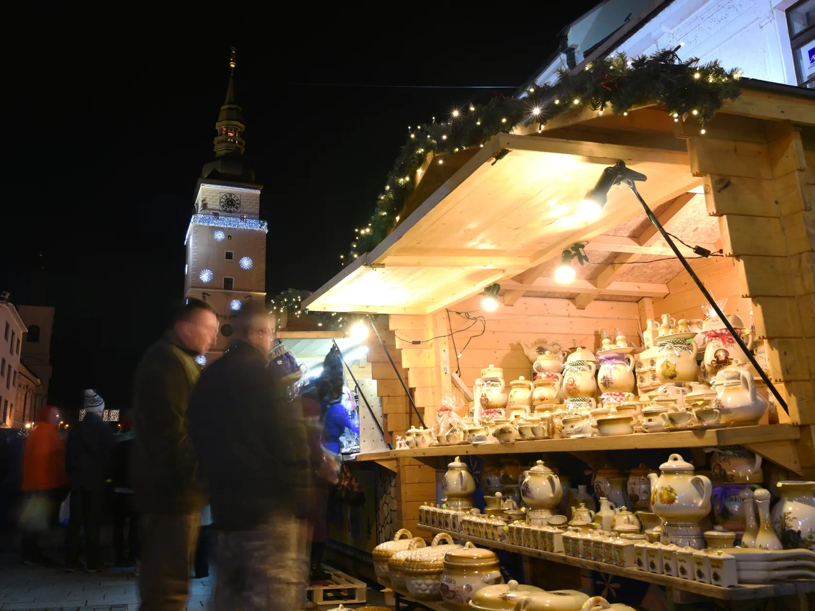 Na snímke sú návštevníci vianočných trhov na Trojičnom námestí v Trnave počas prvej adventnej nedele 1. decembra 2019.