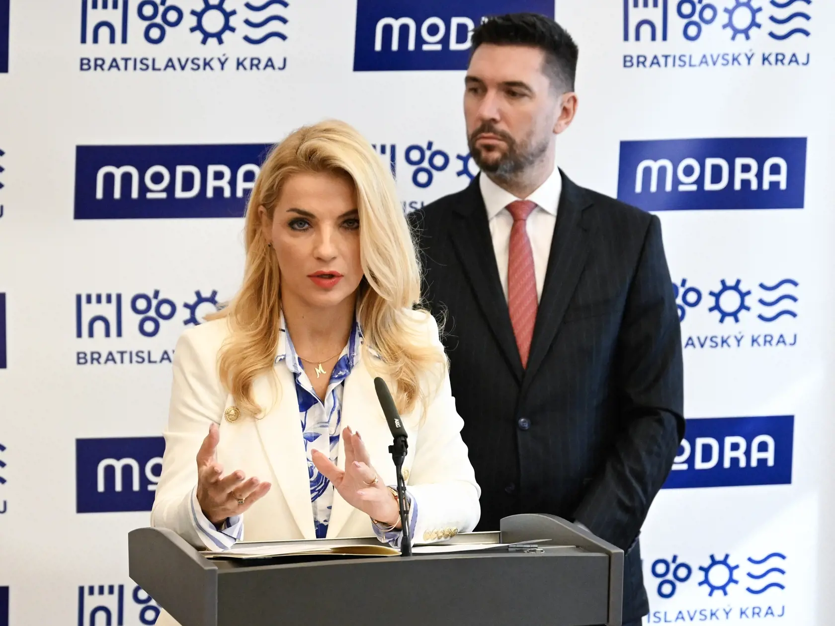 Na snímke zľava ministerka kultúry SR Martina Šimkovičová (nominantka SNS) a minister pôdohospodárstva a rozvoja vidieka SR Richard Takáč (Smer-SD) po výjazdovom rokovaní vlády SR 9. októbra 2024 v Modre. FOTO TASR - Pavel Neubauer