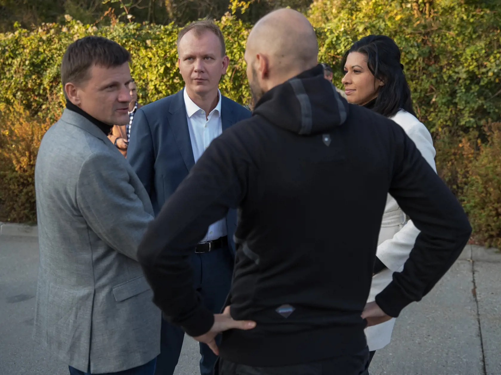 Protestné zhromaždenie pred vjazdom k domu podnikateľa Jaroslava Haščáka v Záhorskej Bystrici. Na snímke zľava je Alojz Hlina, Miroslav Beblavý, Michal Truban.
