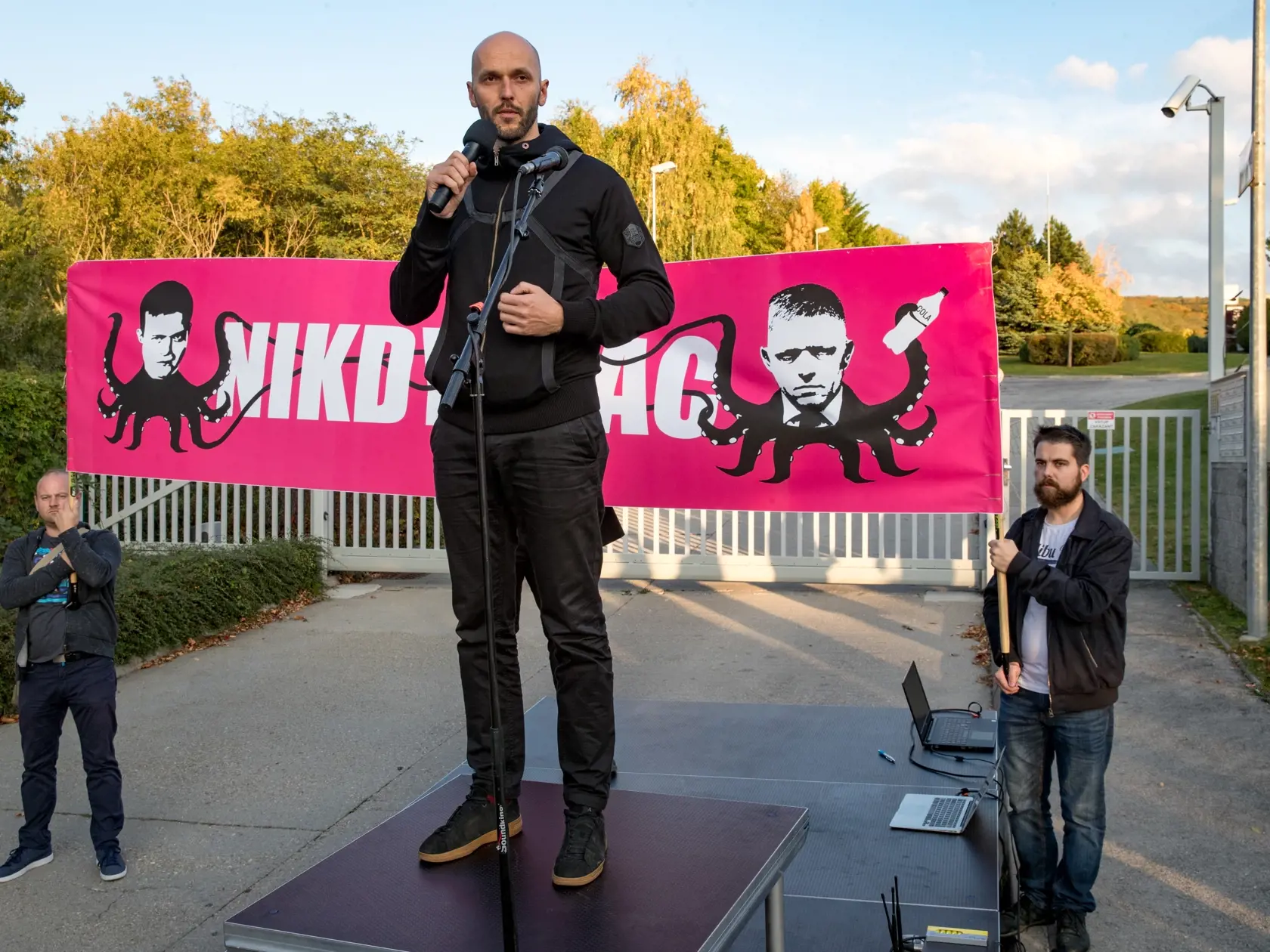 Protestné zhromaždenie pred vjazdom k domu podnikateľa Jaroslava Haščáka v Záhorskej Bystrici. Na snímke je Michal Truban.